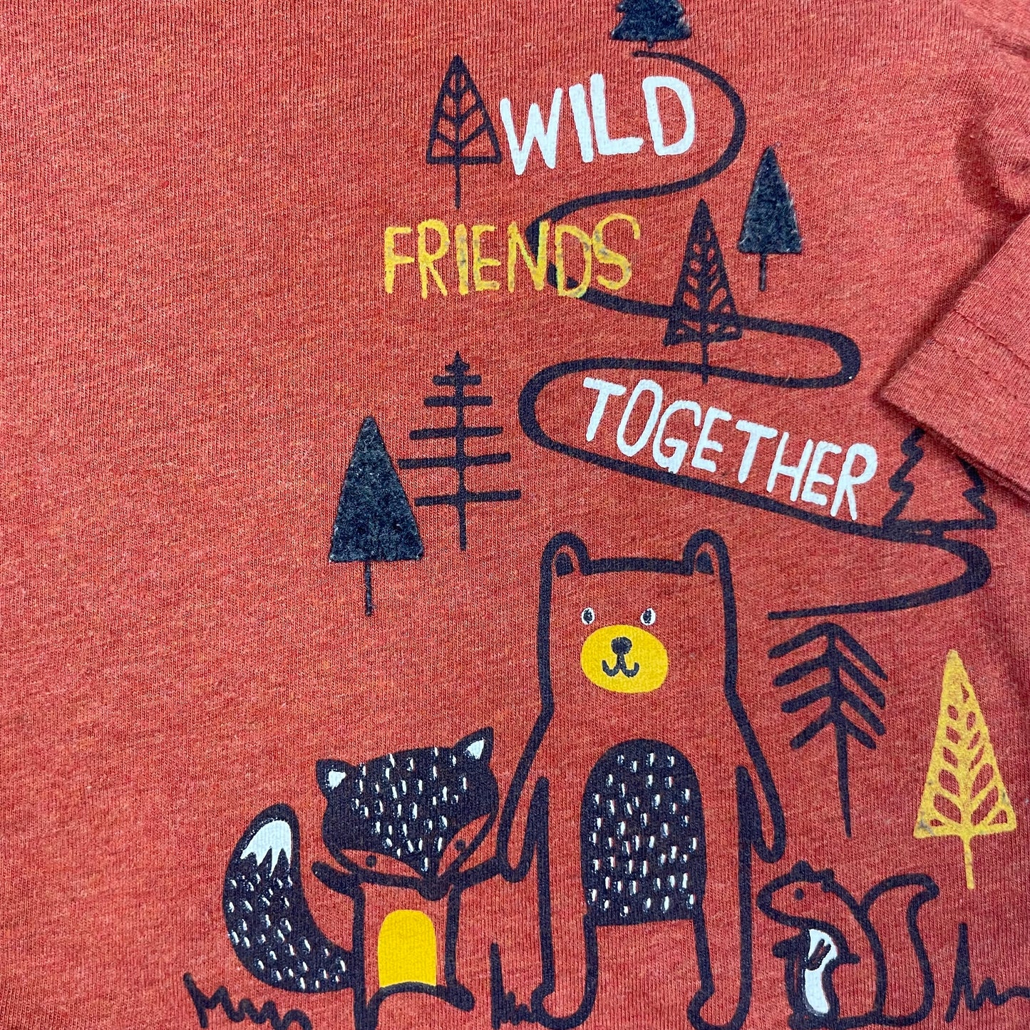 Rostrotes Baby-Sweatshirt mit Schalkragen und Waldtier-Print, Größe 80 – detail