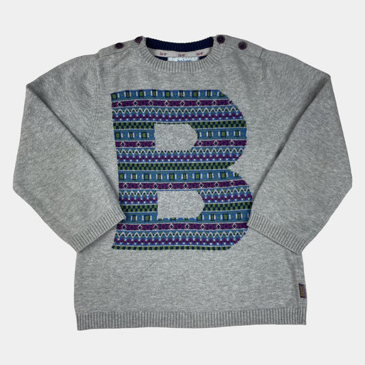 Grauer Kinderpullover mit großem B-Motiv und Schulterknöpfen, Baker by Ted Baker, Größe 4–5 Jahre – front
