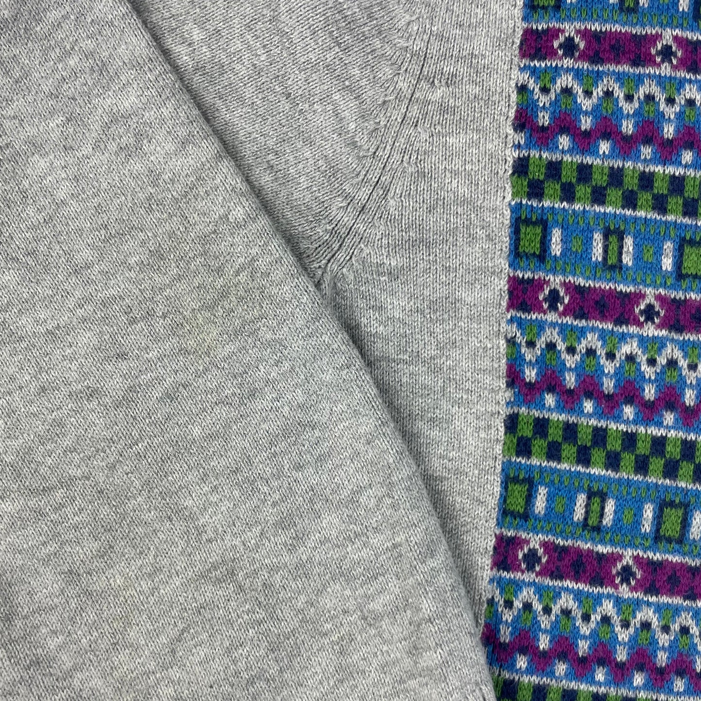 Grauer Kinderpullover mit großem B-Motiv und Schulterknöpfen, Baker by Ted Baker, Größe 4–5 Jahre – detail