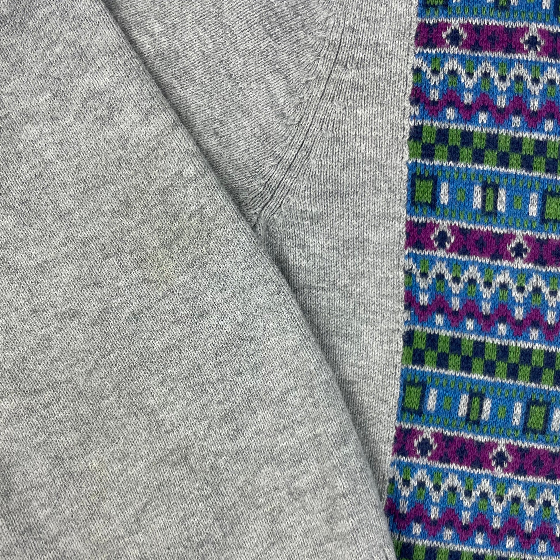 Grauer Kinderpullover mit großem B-Motiv und Schulterknöpfen, Baker by Ted Baker, Größe 4–5 Jahre – detail