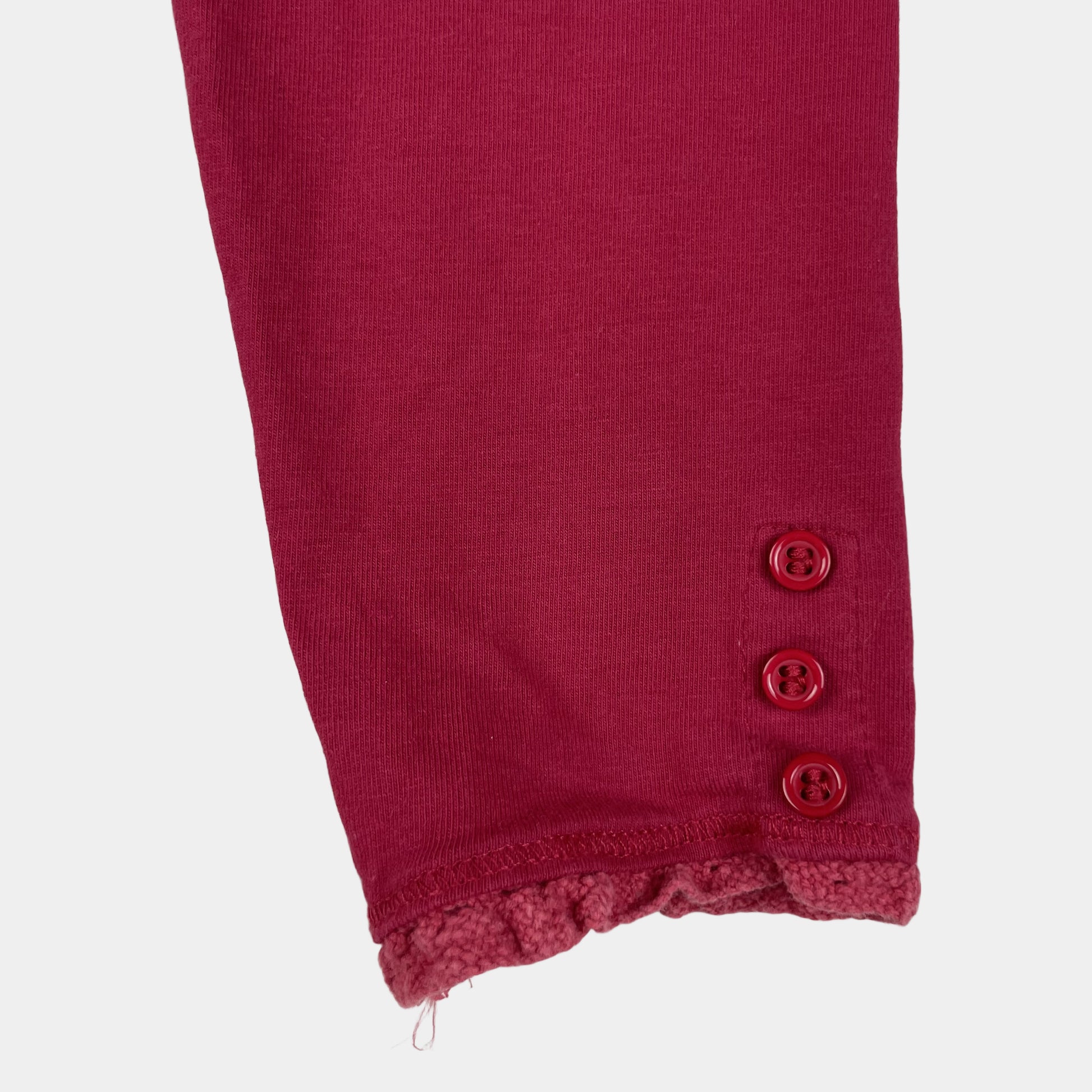 Dunkelrote Kinder-Leggings mit Knöpfen und Spitzenabschluss, Größe 2–3 Jahre – detail