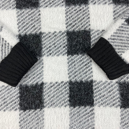Flauschiger Kinderpullover mit schwarz-weißem Karomuster, Rundhals und Rippbündchen – detail
