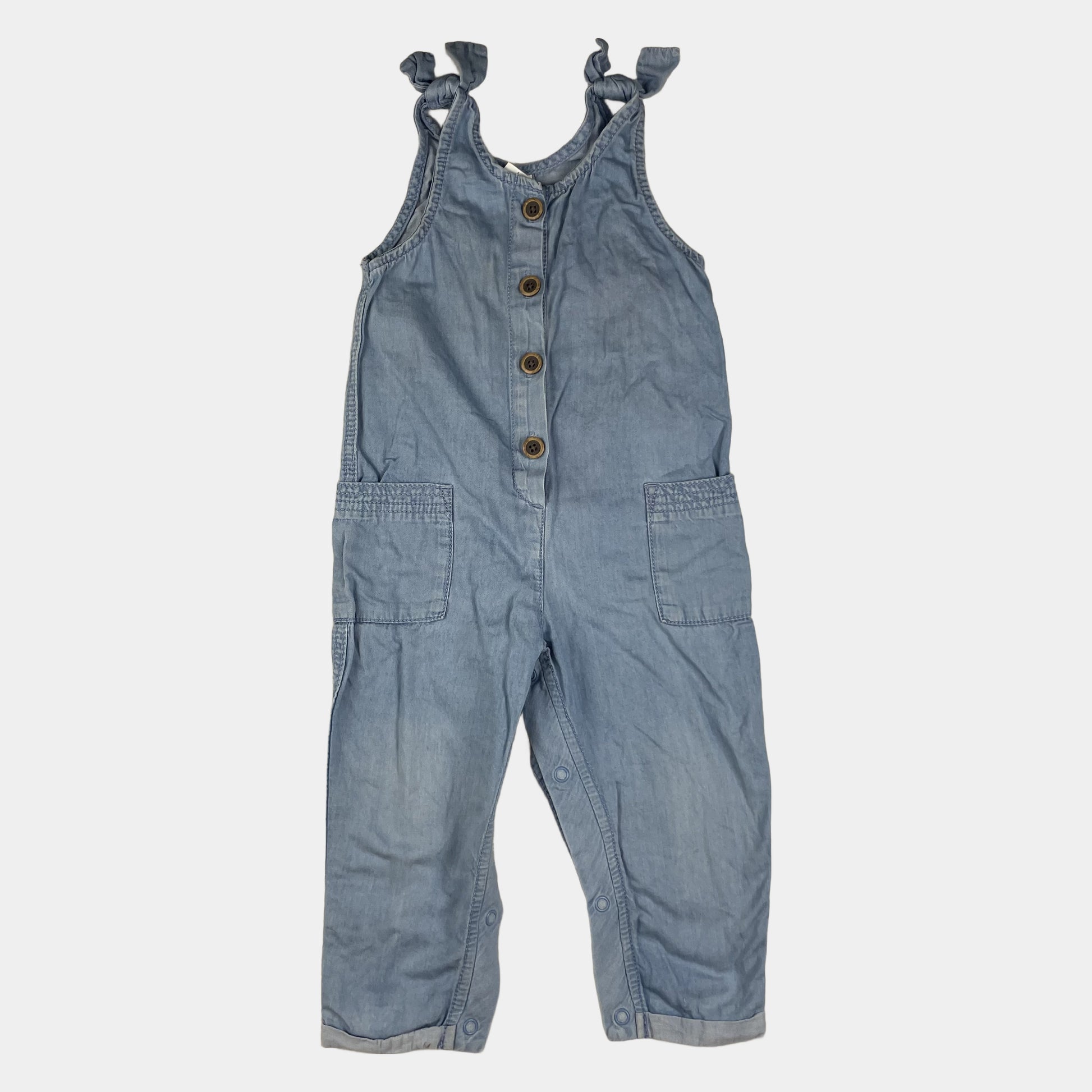 Hellblauer Baumwoll-Overall mit Rüschen, Knopfleiste und Taschen, Größe 12–18 Monate – front