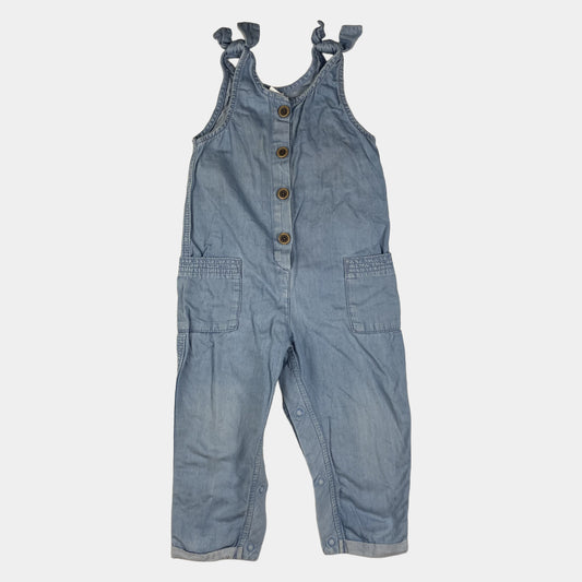 Hellblauer Baumwoll-Overall mit Rüschen, Knopfleiste und Taschen, Größe 12–18 Monate – front