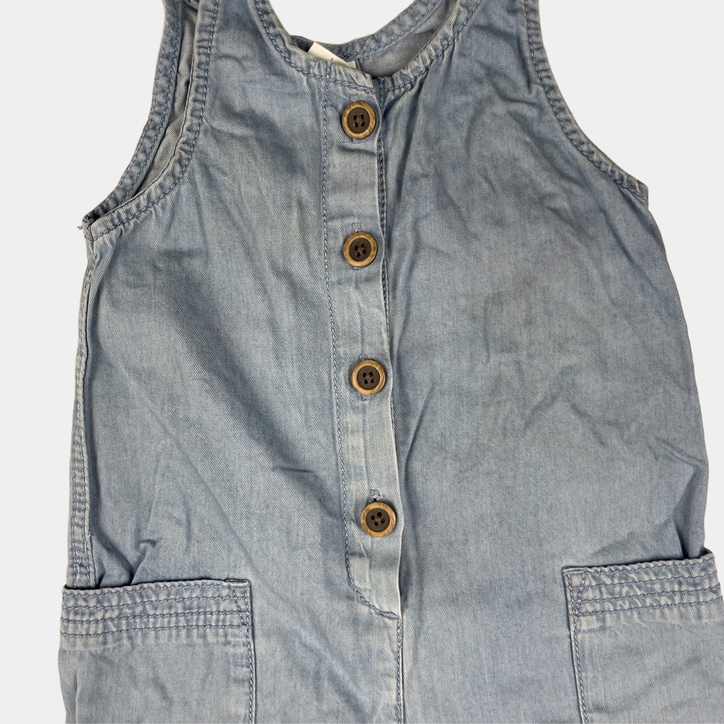 Hellblauer Baumwoll-Overall mit Rüschen, Knopfleiste und Taschen, Größe 12–18 Monate – detail