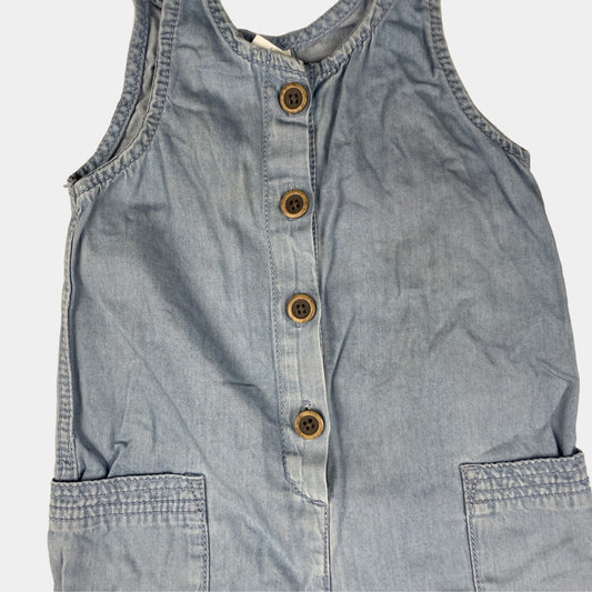 Hellblauer Baumwoll-Overall mit Rüschen, Knopfleiste und Taschen, Größe 12–18 Monate – detail