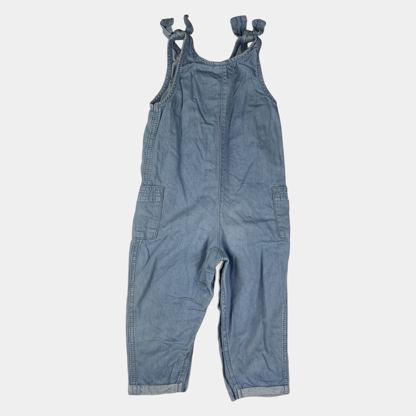 Hellblauer Baumwoll-Overall mit Rüschen, Knopfleiste und Taschen, Größe 12–18 Monate – back