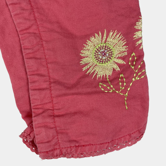 Korallrosa Babyhose mit Blumenstickerei, 6–9 Monate – detail