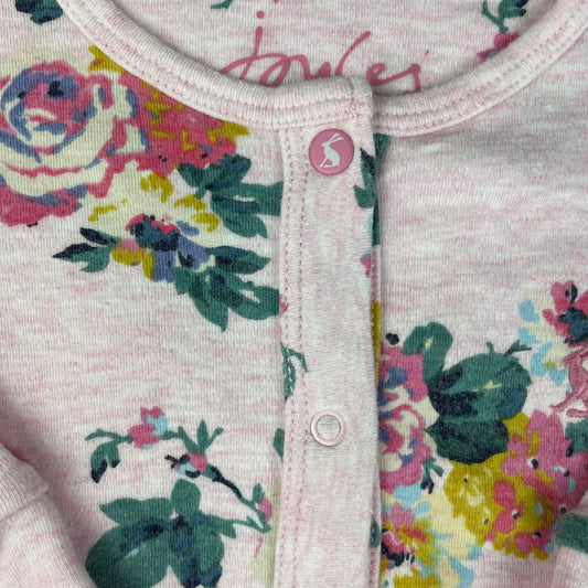 Rosa geblümter Schlafoverall aus Baumwolle mit Druckknöpfen, Größe 0–3 Monate – detail