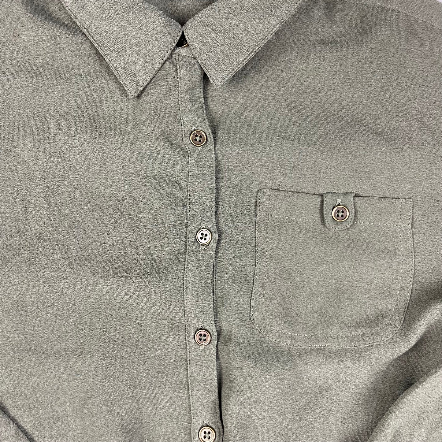 Grüner Kinder-Overall mit langen Ärmeln und kurzen Beinen, Knopfleiste, Brusttasche und seitlichen Taschen – detail