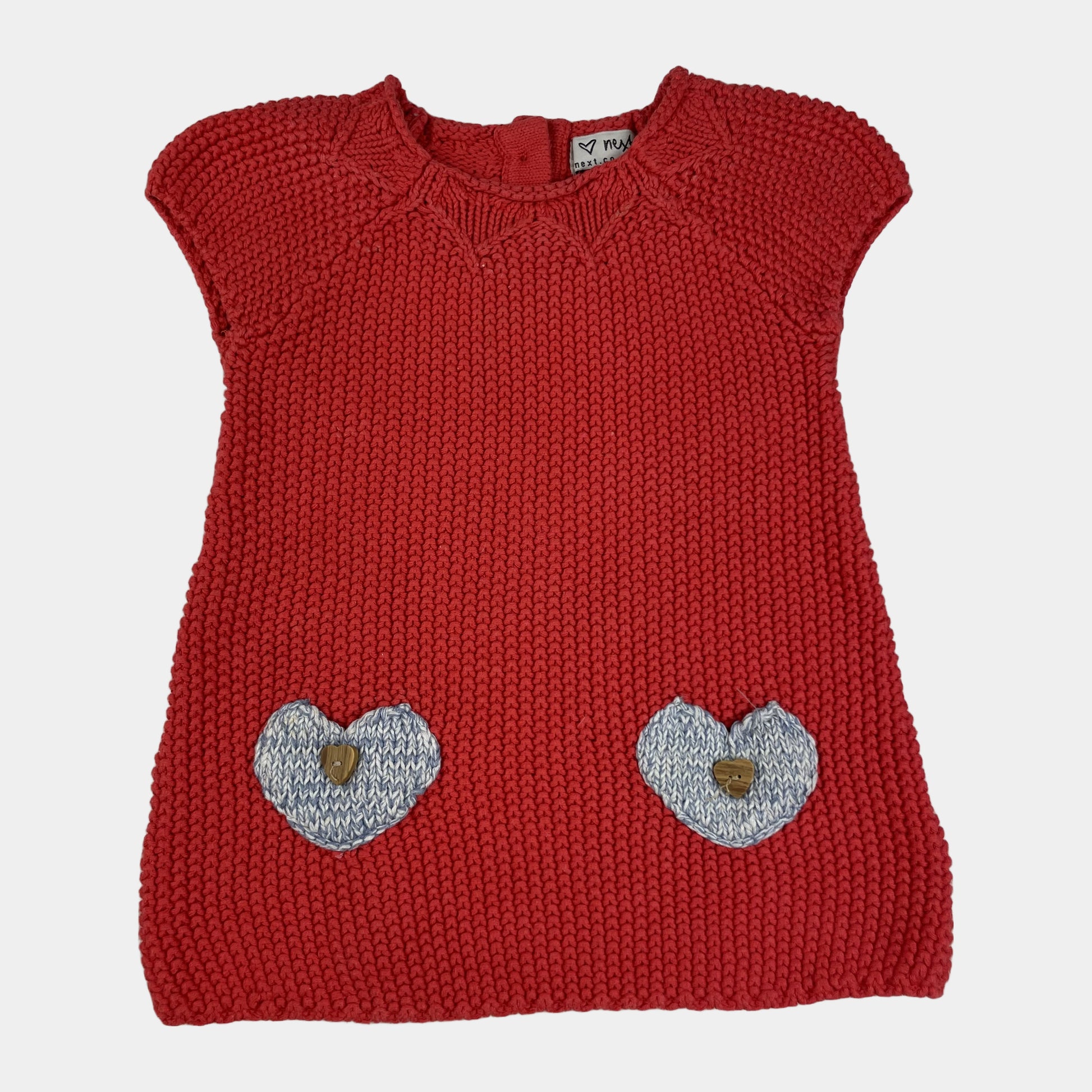 Rotes Baby-Strickkleid aus Baumwolle mit zwei grauen Herz-Applikationen vorne – front