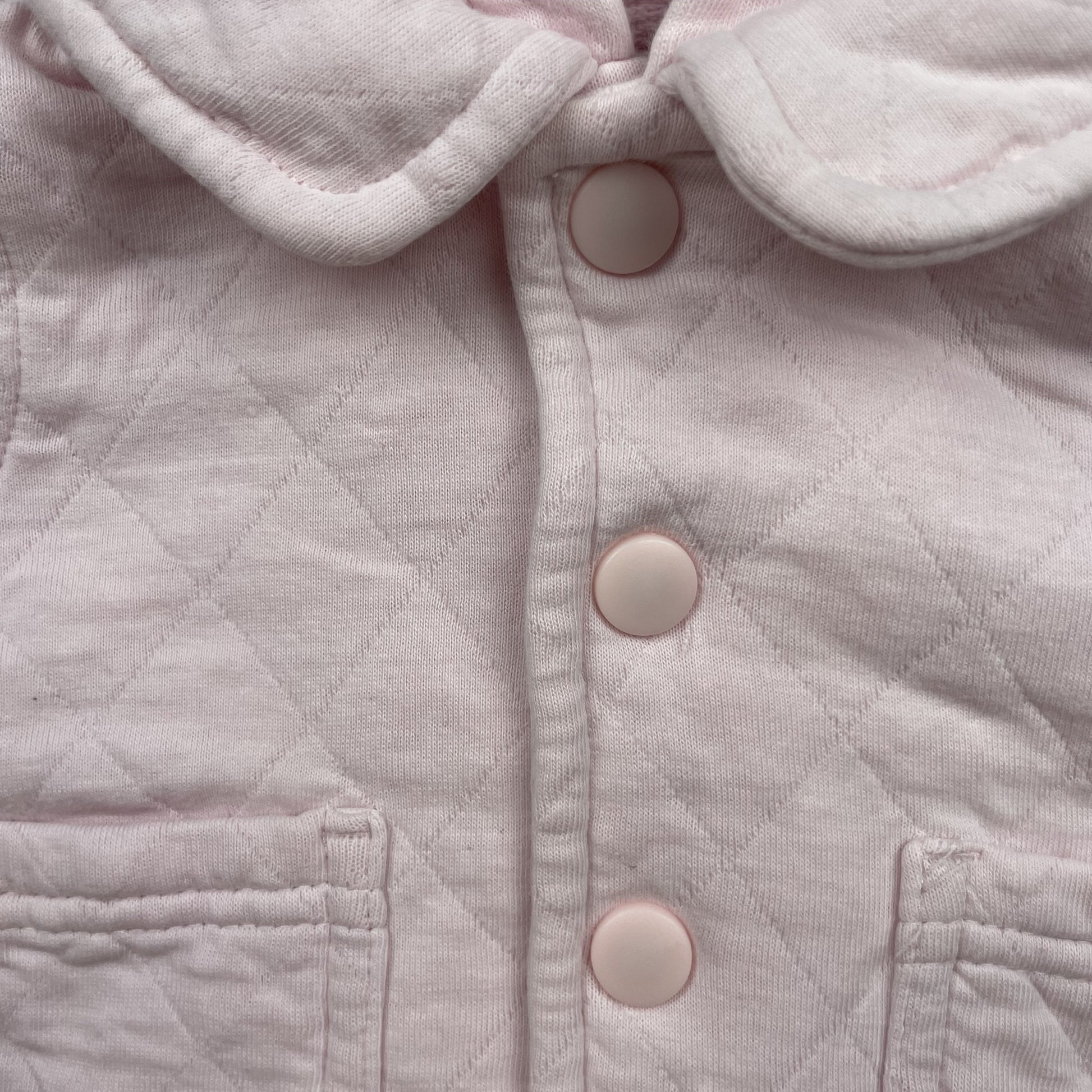 Rosa gesteppte Baby-Kapuzenjacke mit Druckknöpfen und Taschen, Größe bis 1 Monat – detail