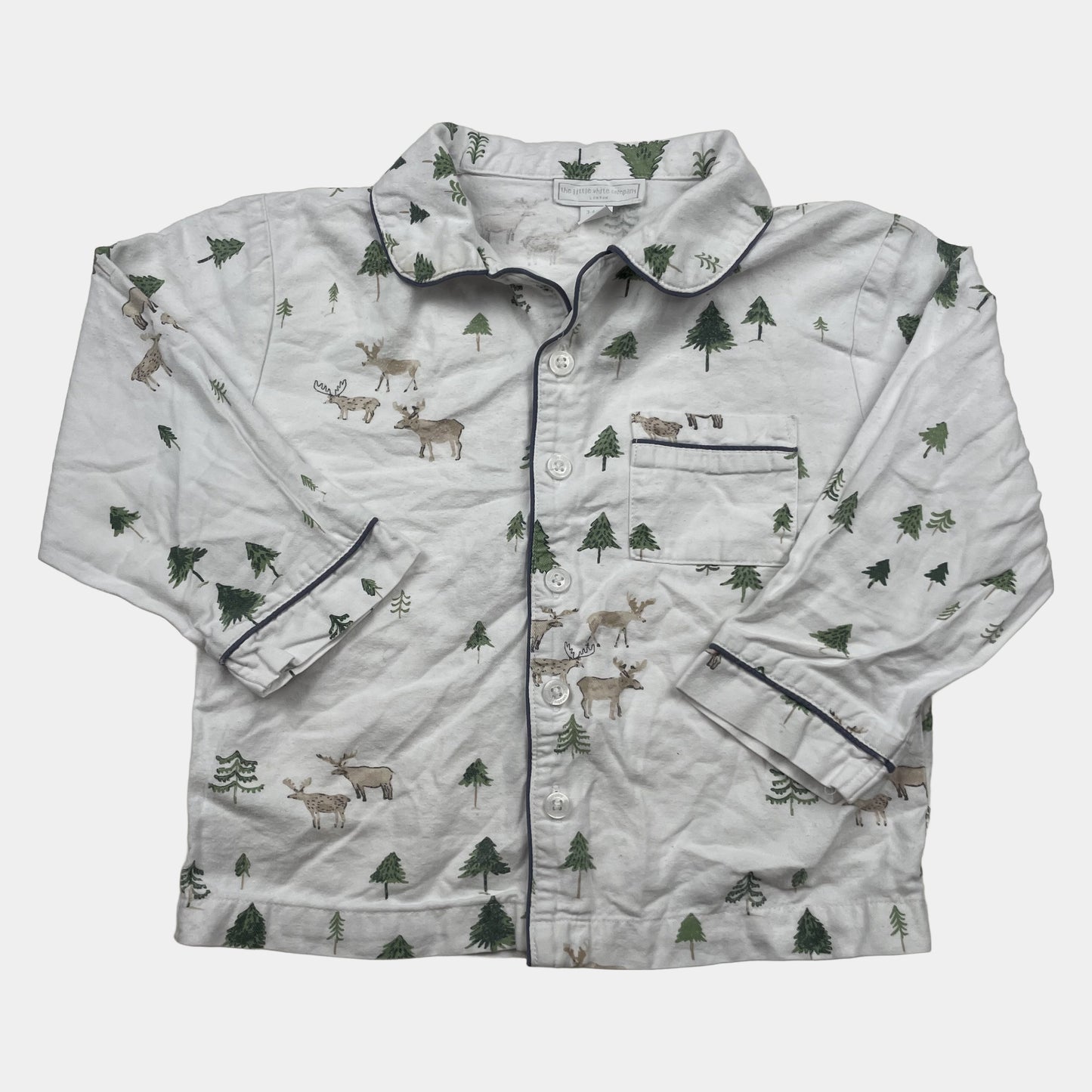 Weißes Schlafanzugoberteil mit Rentier- und Tannenmuster, lange Ärmel und dunkelblaue Paspeln – front