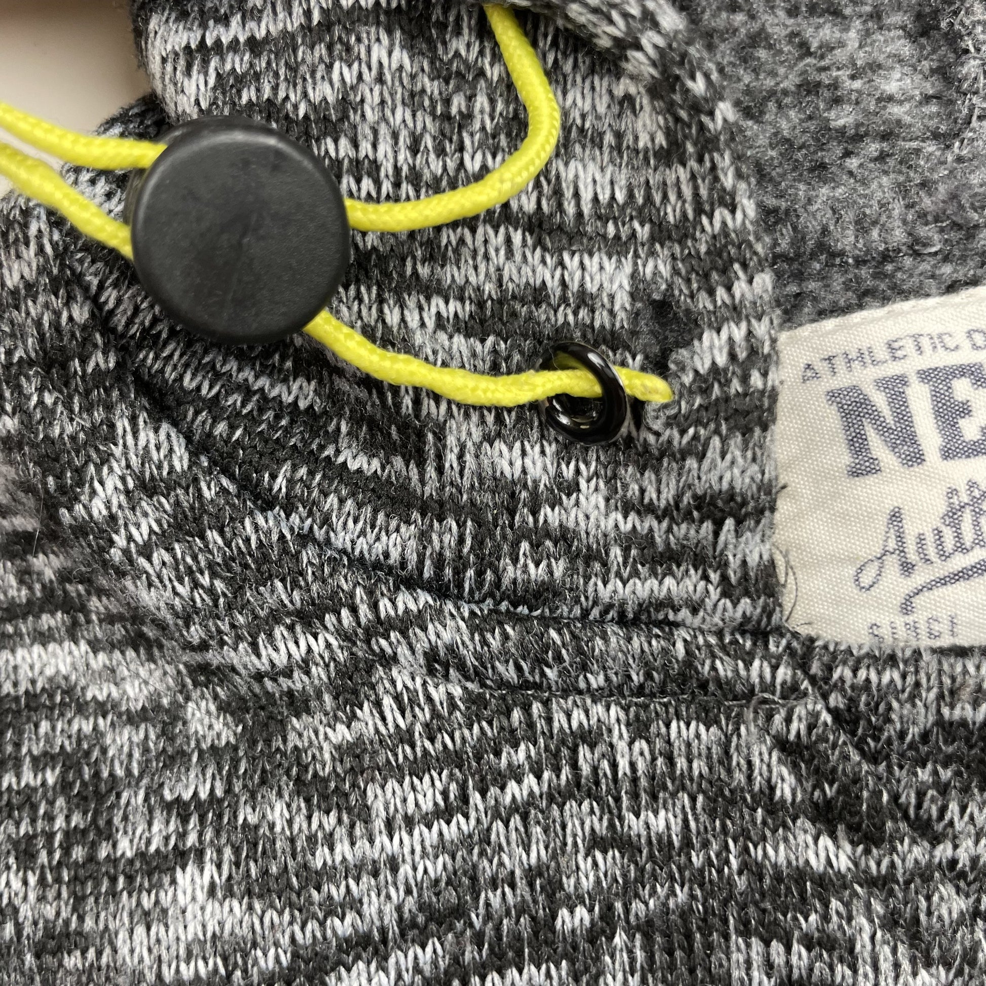 Dunkelgrauer melierter Kinder-Hoodie mit Kapuze, gelbem Frontprint und seitlichen Reißverschlüssen – inside