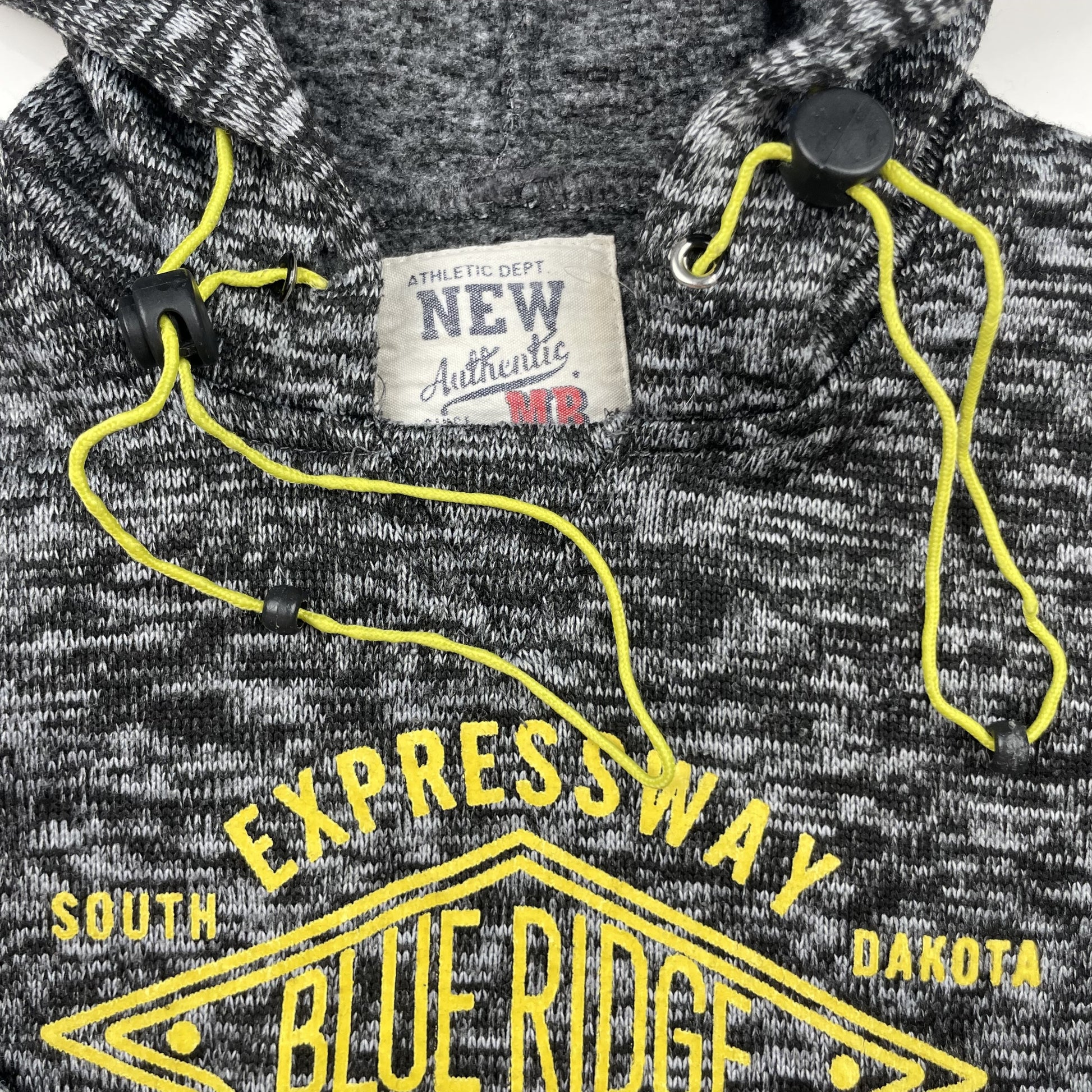 Dunkelgrauer melierter Kinder-Hoodie mit Kapuze, gelbem Frontprint und seitlichen Reißverschlüssen – detail