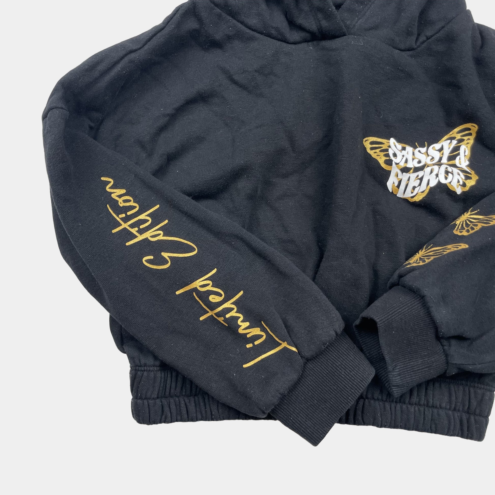 Schwarzer Kinder-Hoodie mit "Sassy & Fierce" und Schmetterlingen, Größe 8 Jahre – detail