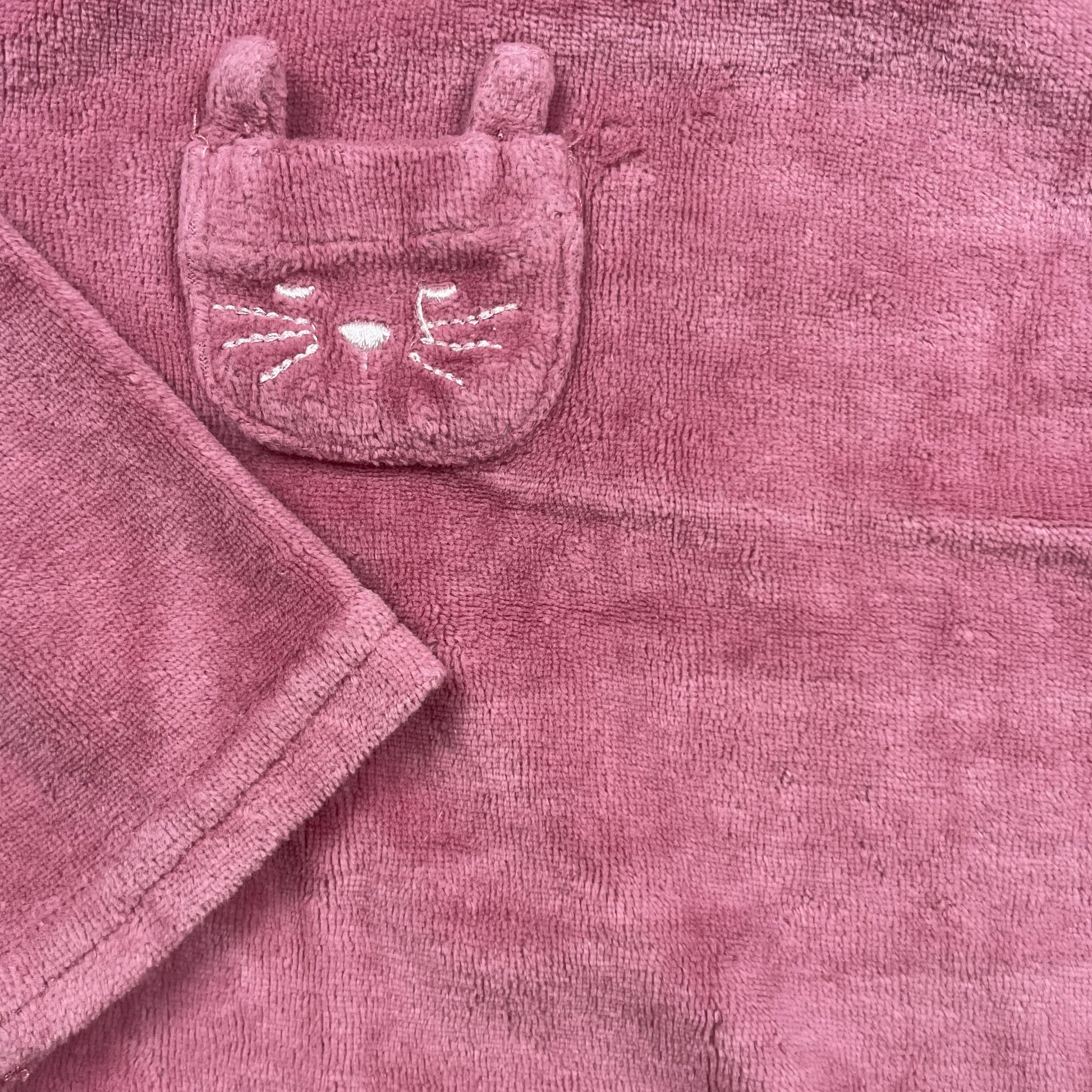 Rosa Velours-Wickeljacke mit Katzen-Tasche, Größe 12–18 Monate – detail