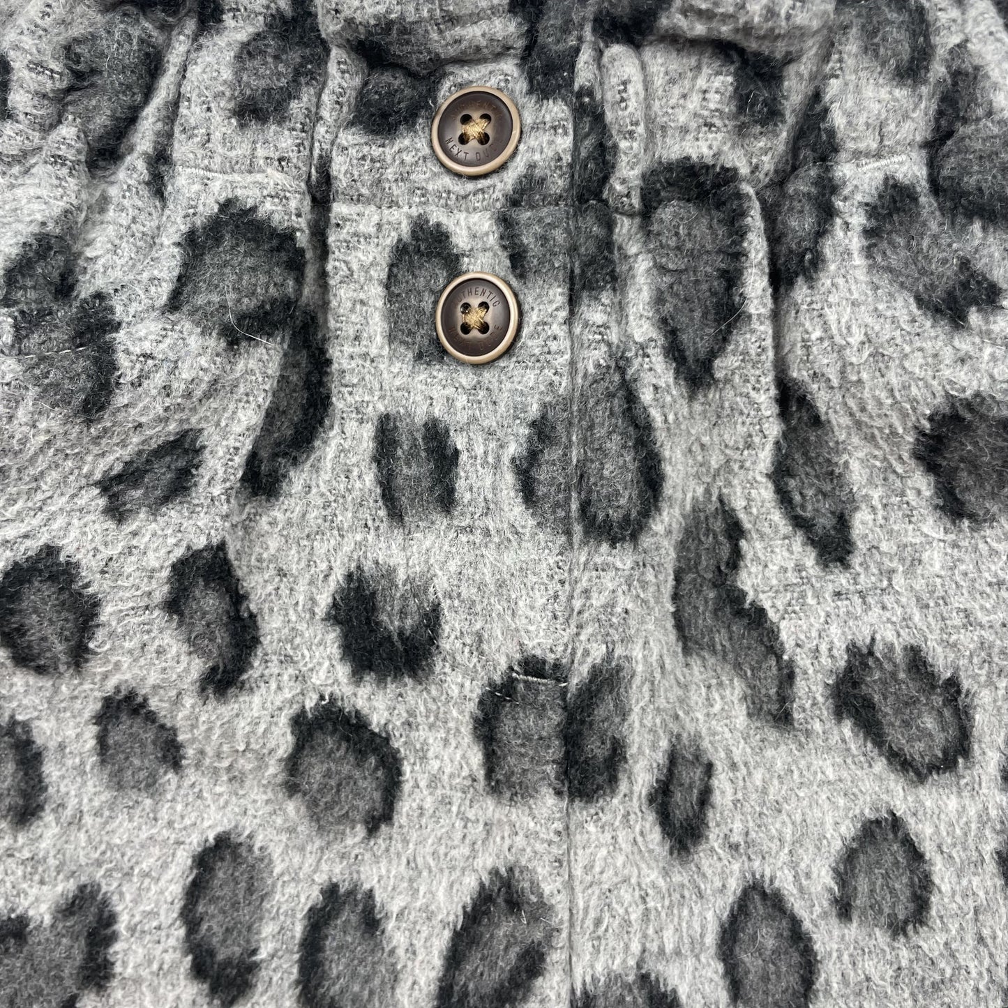 Graue Kinder-Shorts mit Leopardenmuster und Paperbag-Bund – close‑up