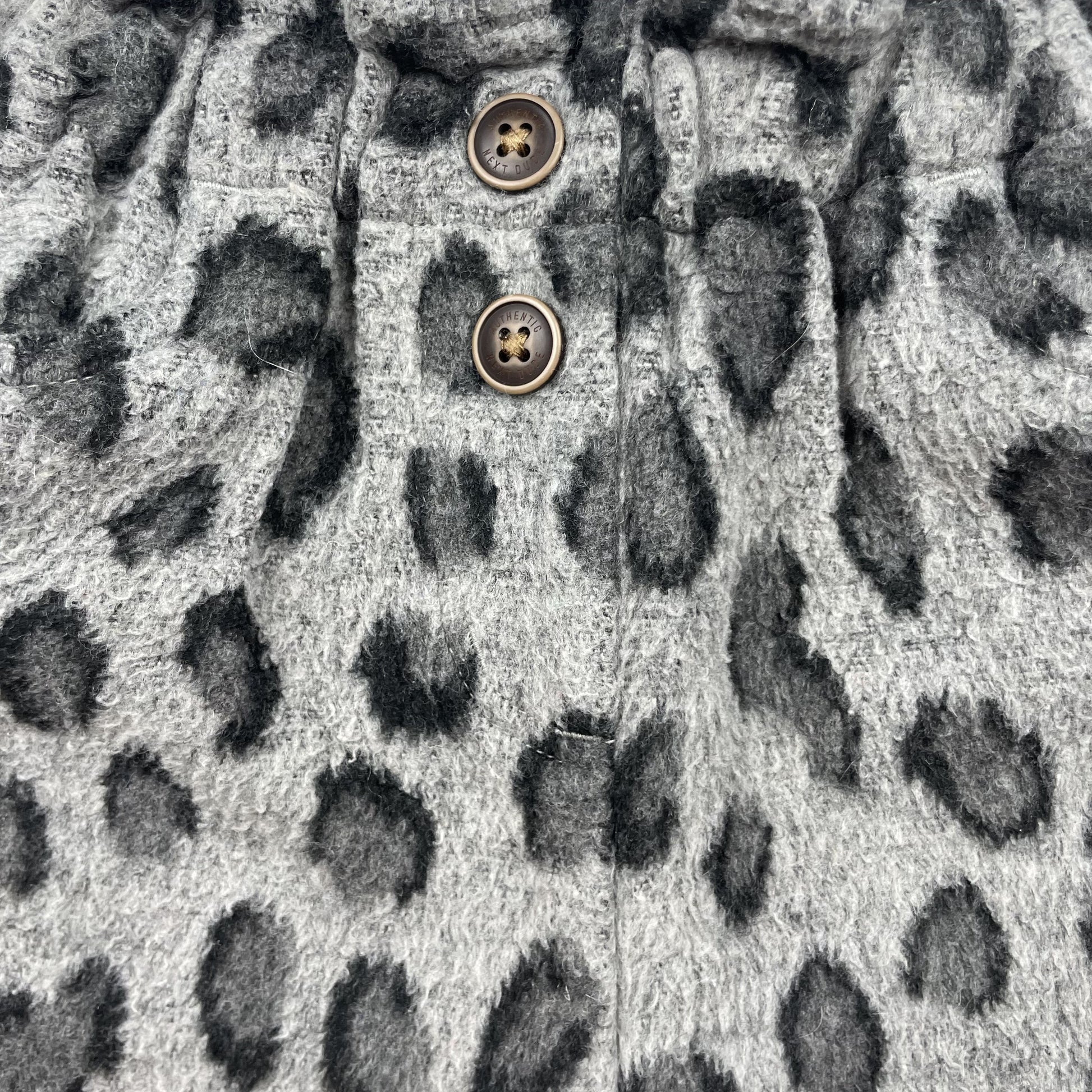 Graue Kinder-Shorts mit Leopardenmuster und Paperbag-Bund – close‑up