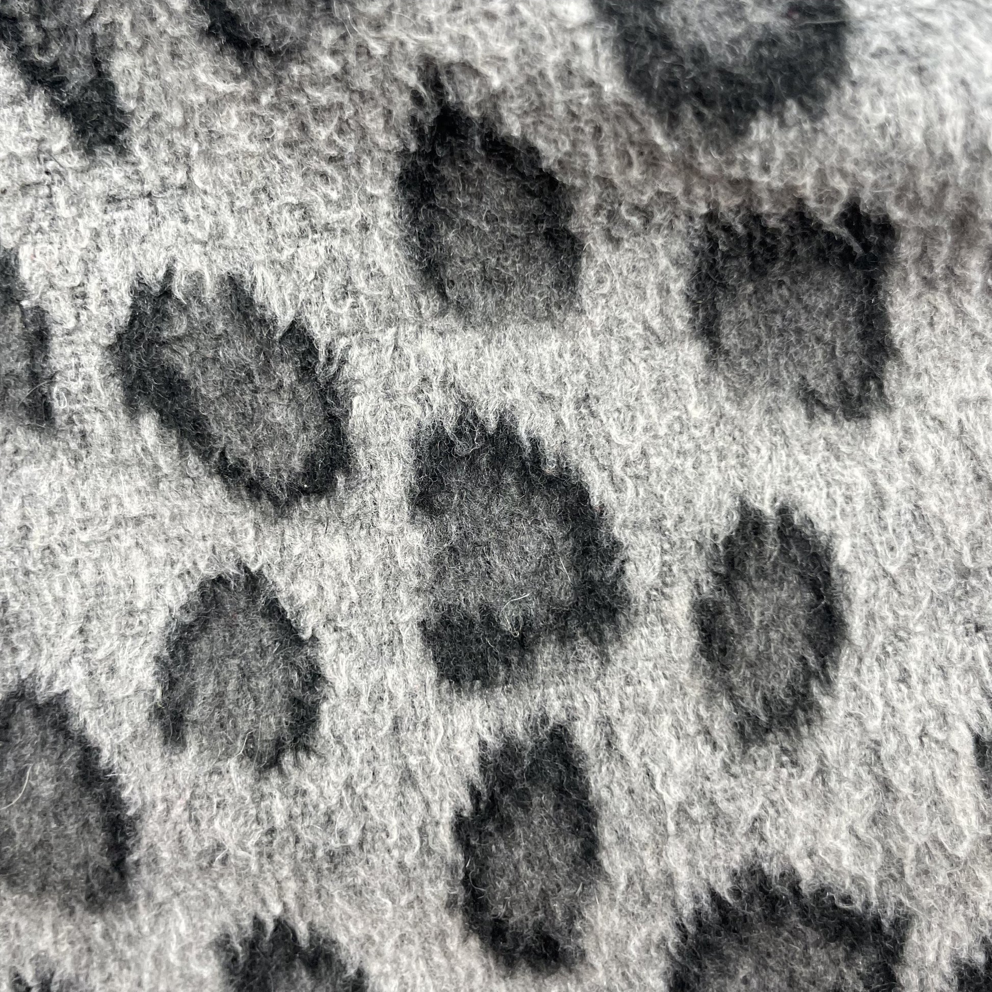 Graue Kinder-Shorts mit Leopardenmuster und Paperbag-Bund – detail