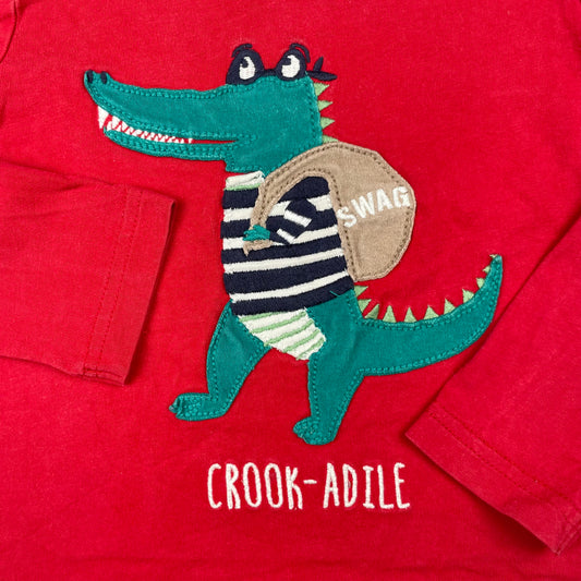 Rotes Langarmshirt mit Krokodil-Applikation vorne – detail