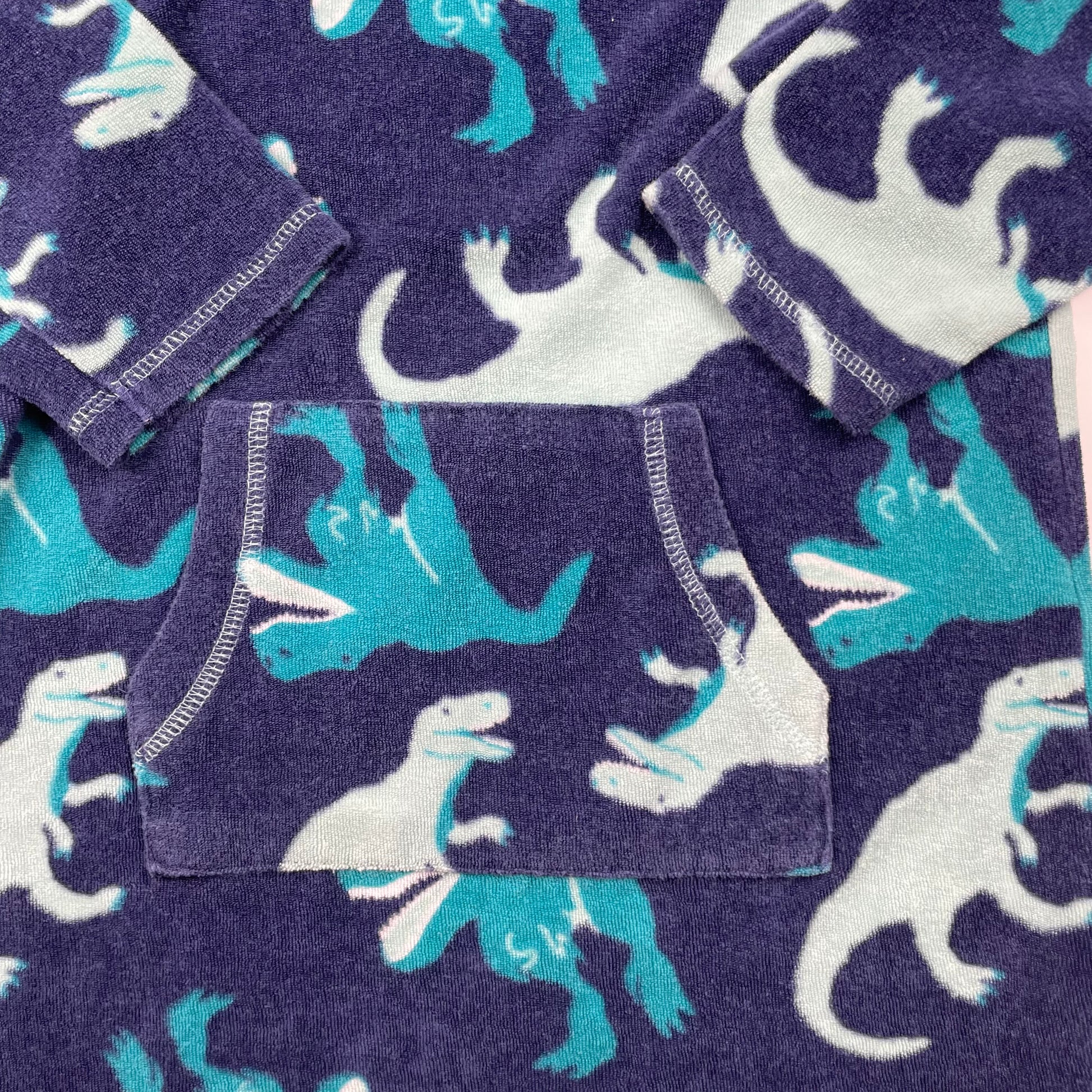 Blaues Hoodie-Kleid mit Dinosaurier-Muster, John Lewis, Größe 116 (6 Jahre) – detail