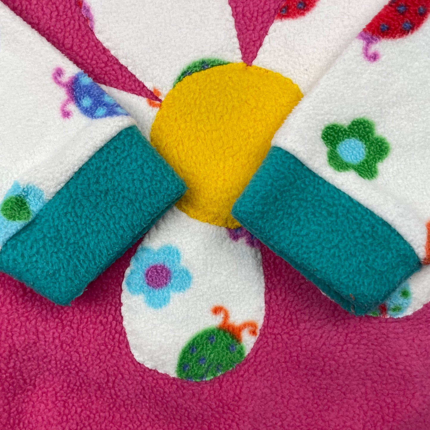 Rosa Fleece-Kapuzenpullover mit Blume und Marienkäfer-Muster, Größe 18–24 Monate – detail