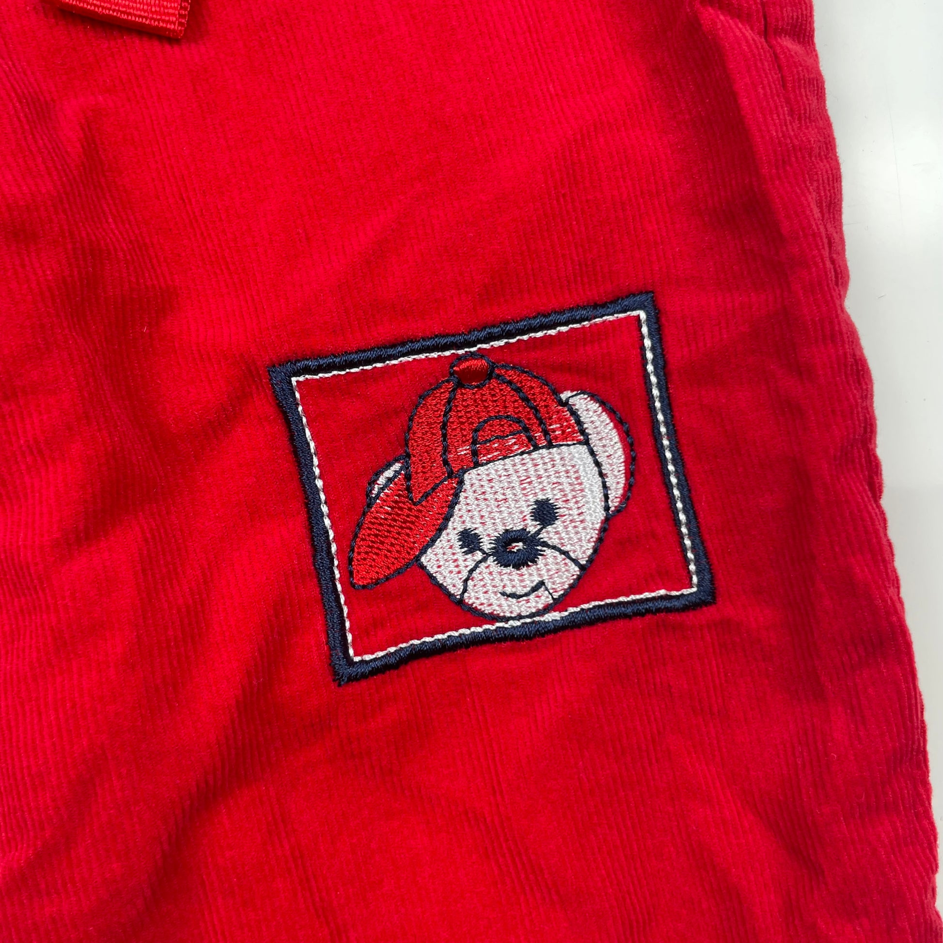 Rote Cordhose für Kleinkinder mit Bären-Patch – detail