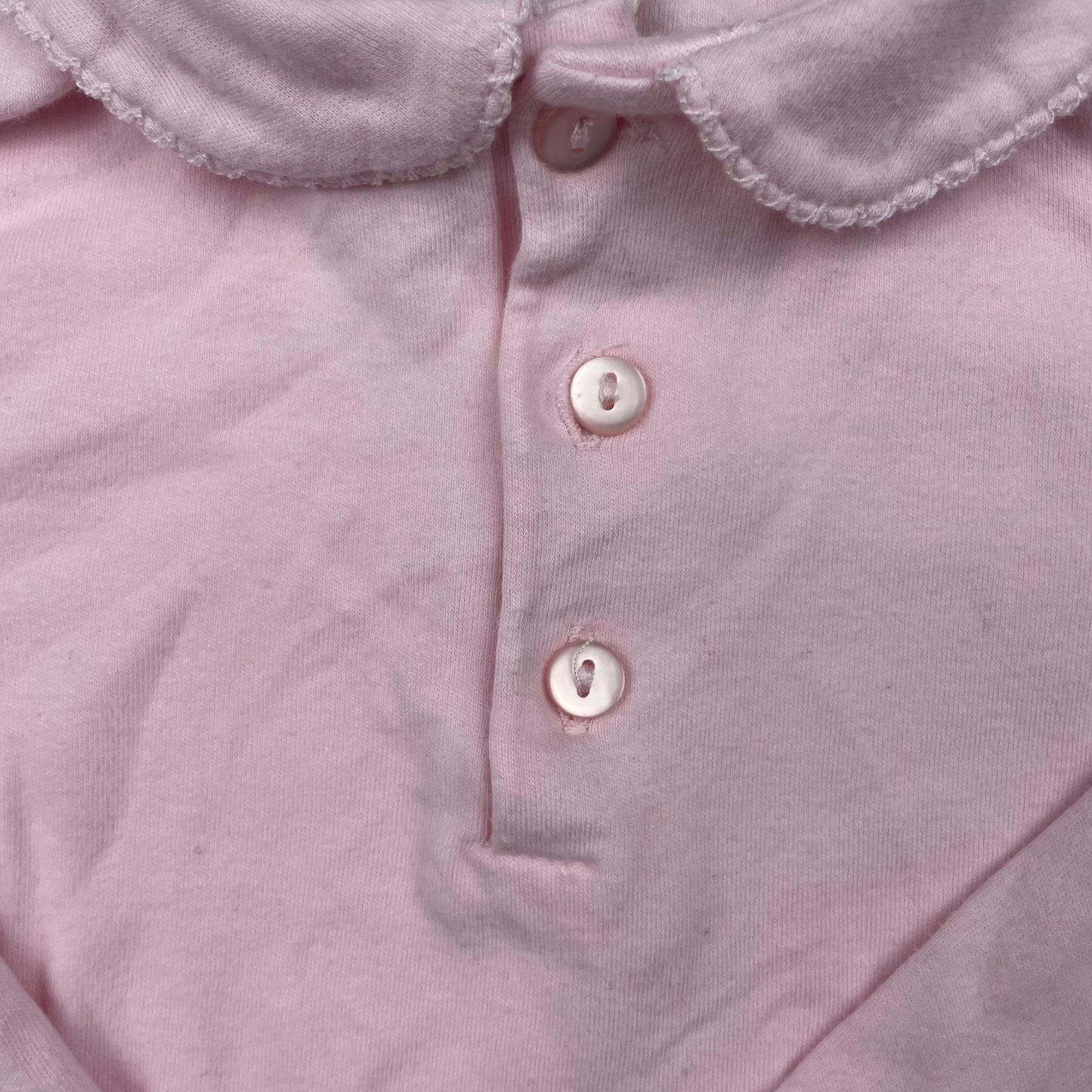 Rosa Langarm-Body mit Bubikragen und Knopfleiste, Größe 9–12 Monate – detail