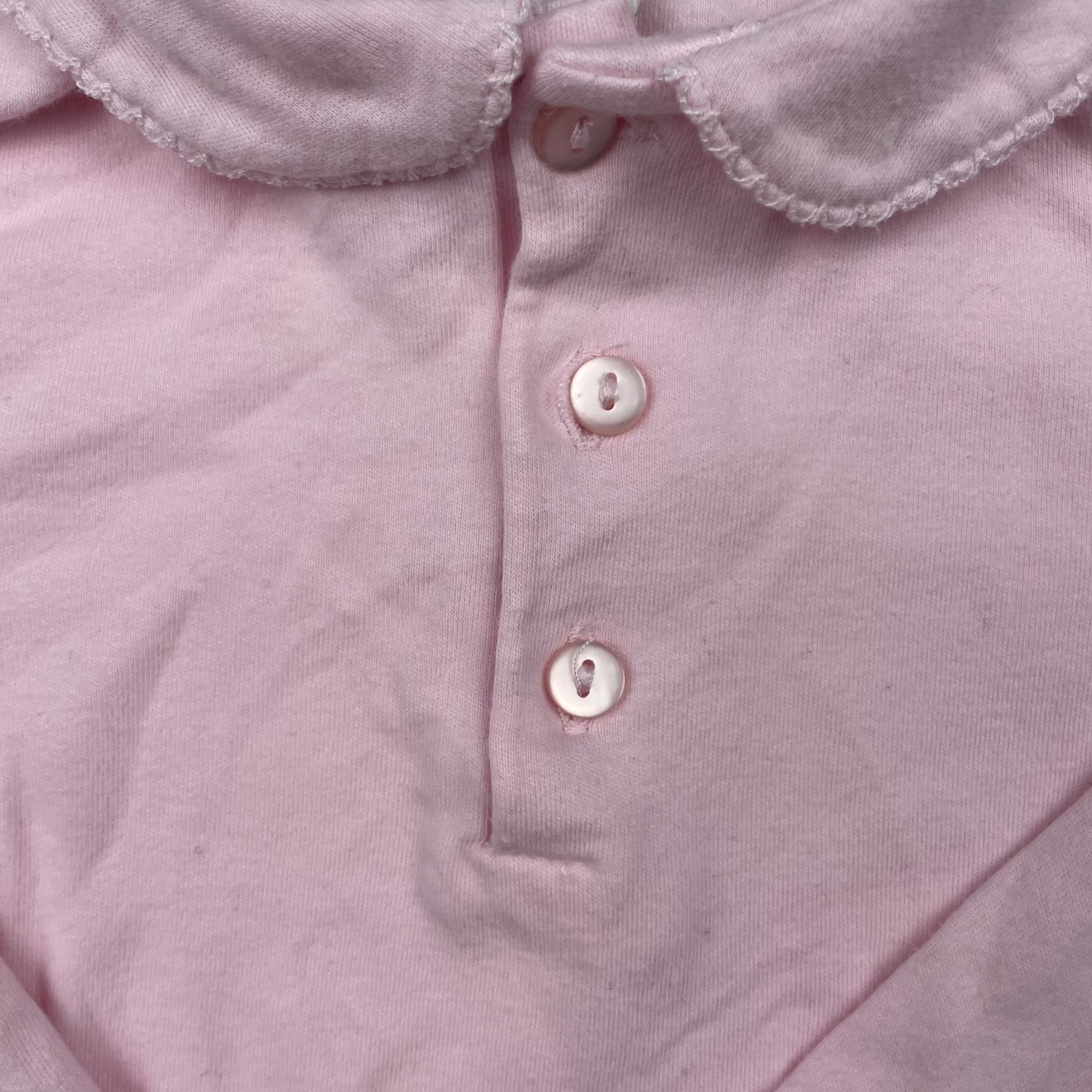 Rosa Langarm-Body mit Bubikragen und Knopfleiste, Größe 9–12 Monate – detail