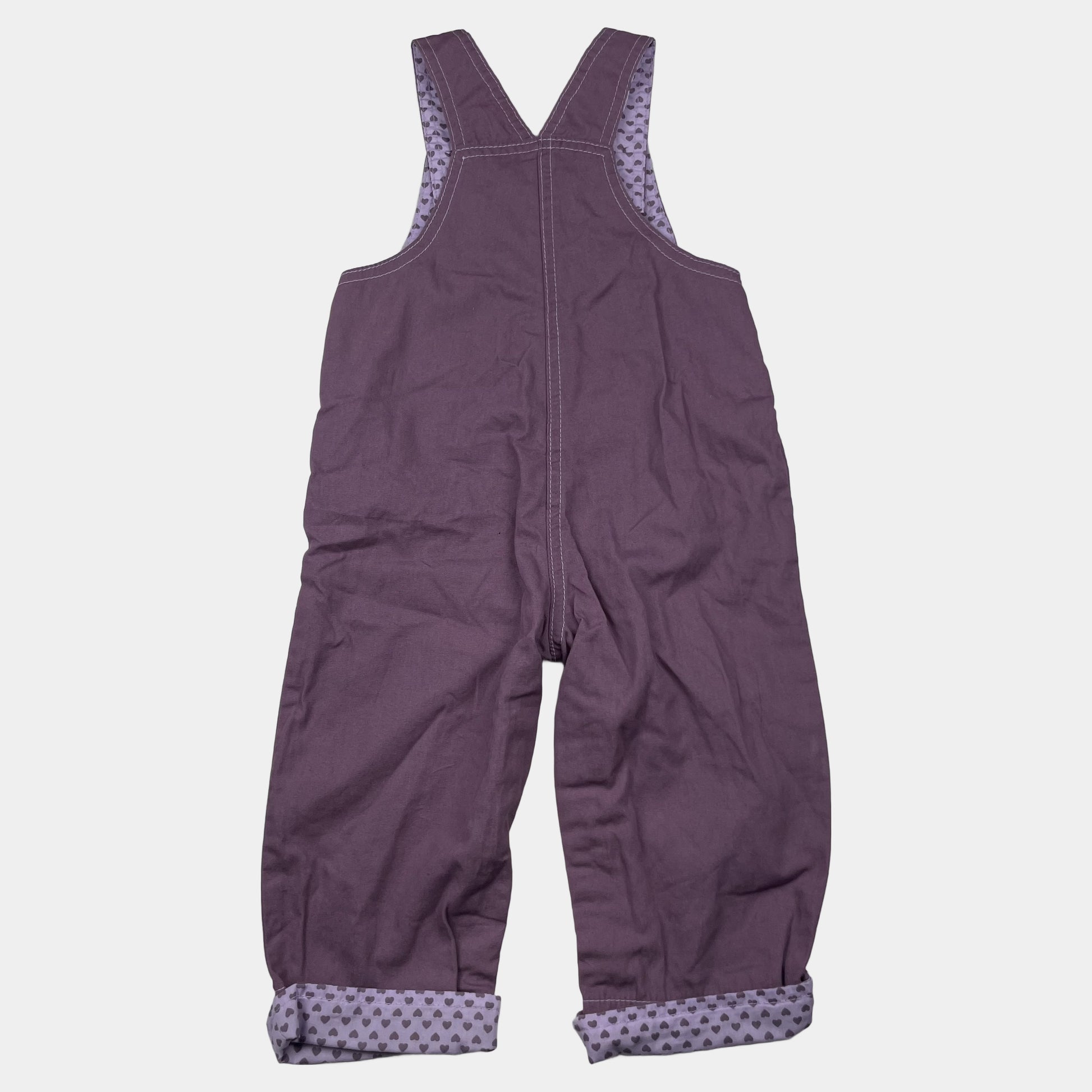 Lila Latzhose mit Tierapplikation und Herzdetails, Größe 12–18 Monate – back