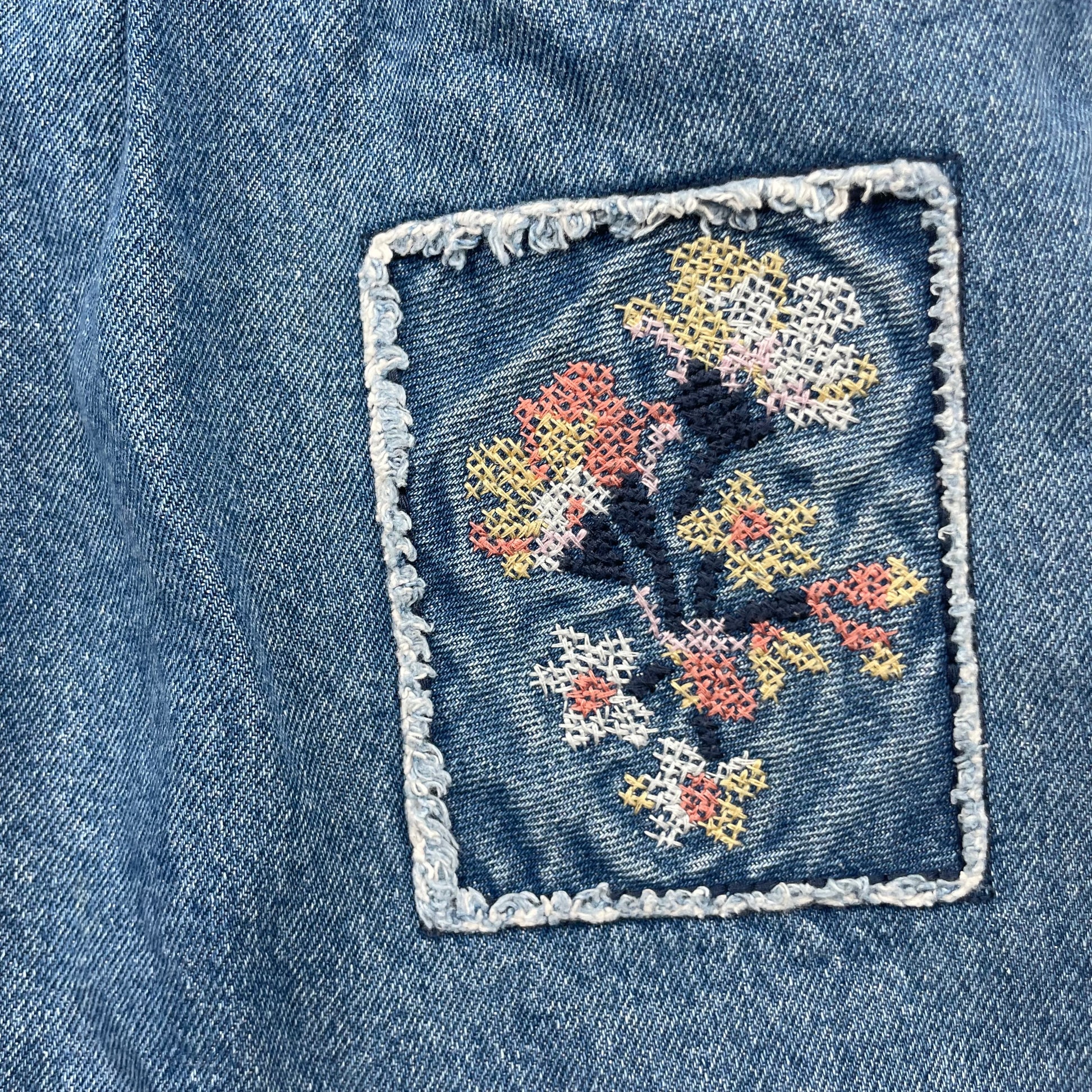 Jeans-Latzkleid für Kinder mit Stickereien, Größe 110 – pocket