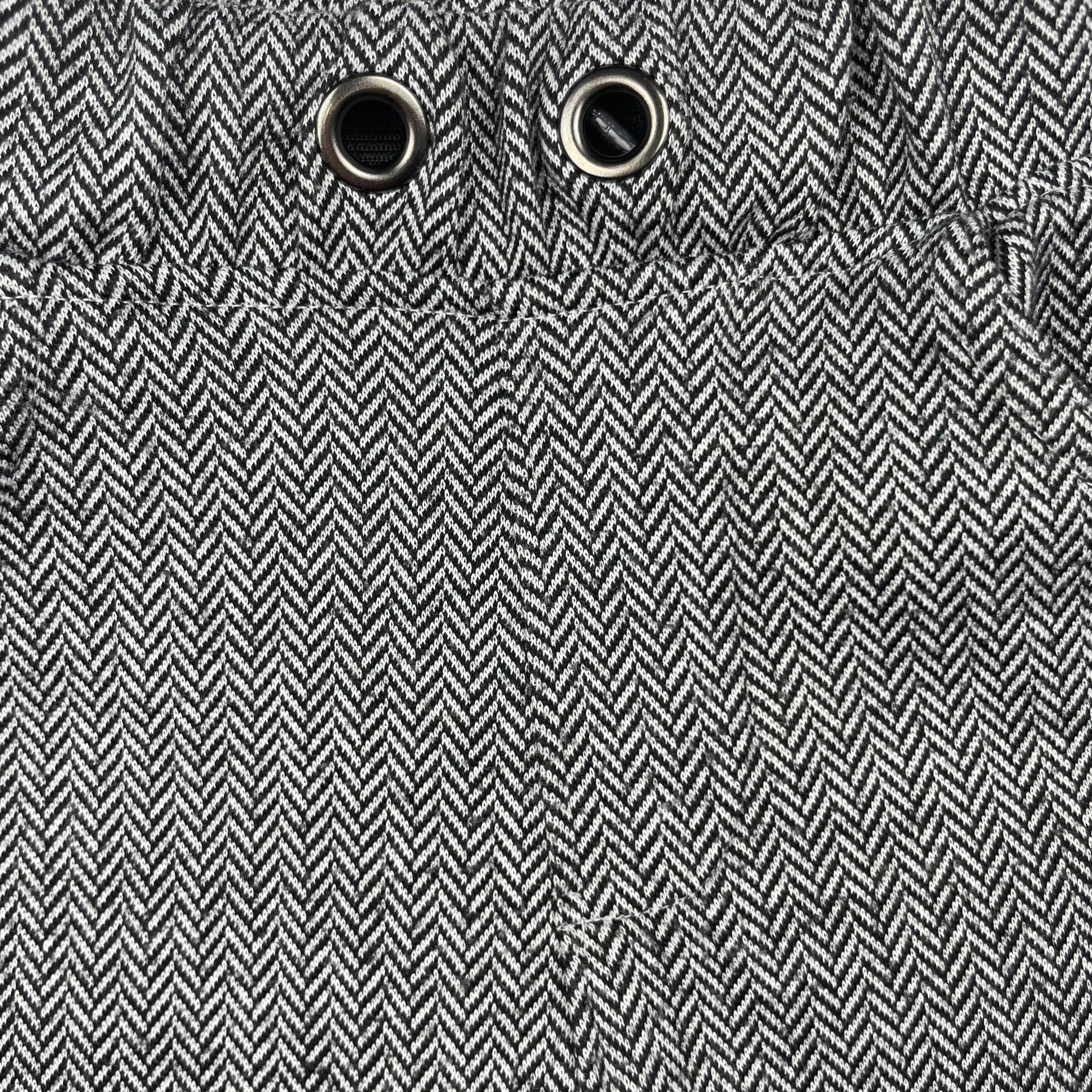 Graue Kinderhose mit Fischgrätenmuster von Nutmeg, Größe 1,5 Jahre – detail