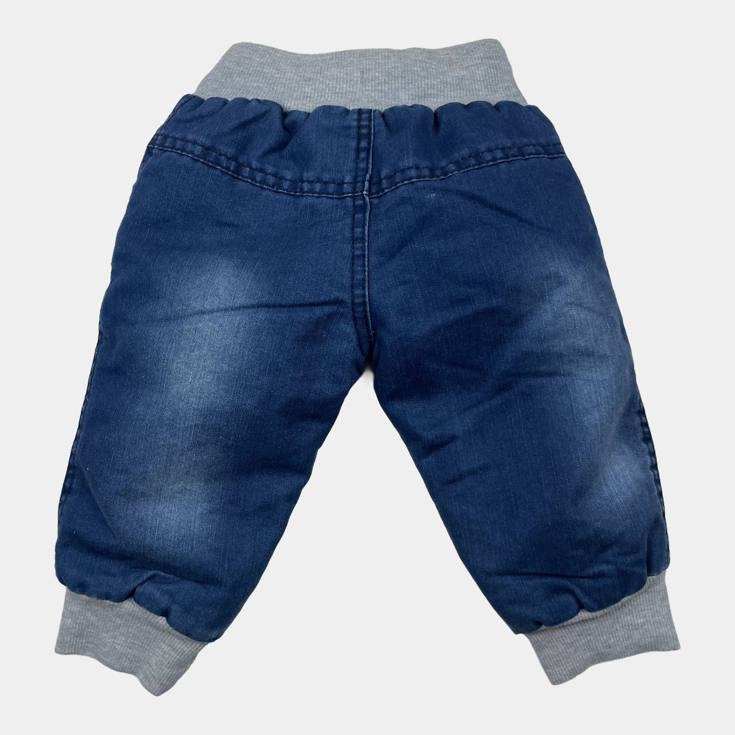 Dunkelblaue Babyhose mit Fleecefutter, grauen Rippbündchen und Auto-/Werkzeug-Stickerei – back