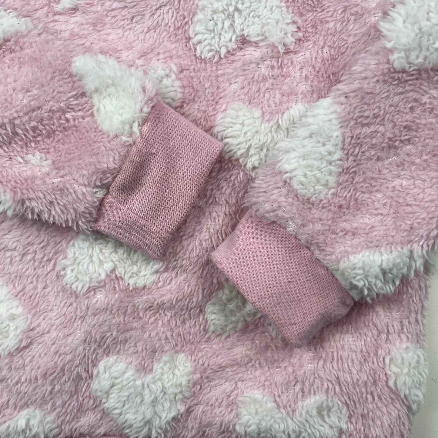 Rosa flauschiger Kinderpullover mit weißen Herzen, Größe 3–4 Jahre