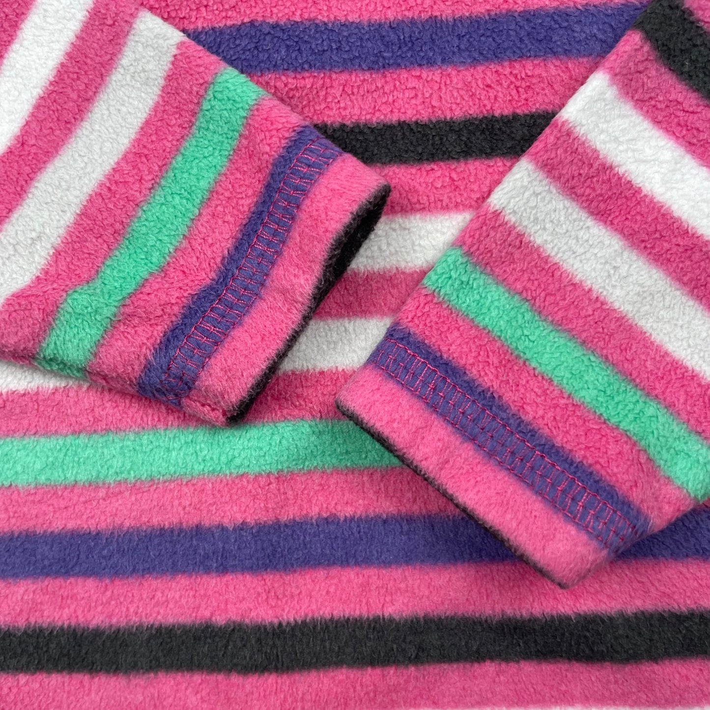 Gestreifter Fleece-Pullover mit Half-Zip, rosa/grün/lila, Größe 98 (2–3 Jahre) – detail