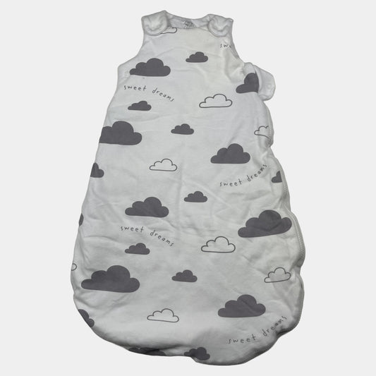 Weißer Babyschlafsack mit grauen Wolken und „sweet dreams“-Schrift, F&F, 0–6 Monate – front