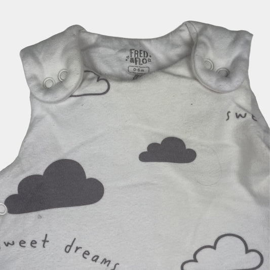 Weißer Babyschlafsack mit grauen Wolken und „sweet dreams“-Schrift, F&F, 0–6 Monate – detail