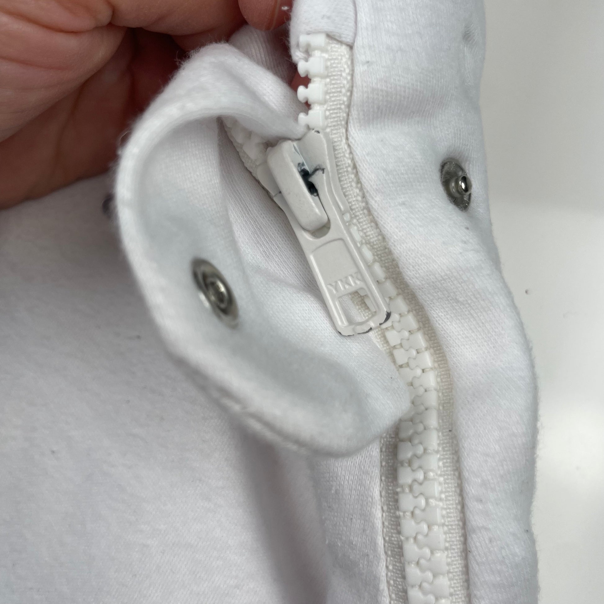 Weißer Babyschlafsack mit grauen Wolken und „sweet dreams“-Schrift, F&F, 0–6 Monate – zip