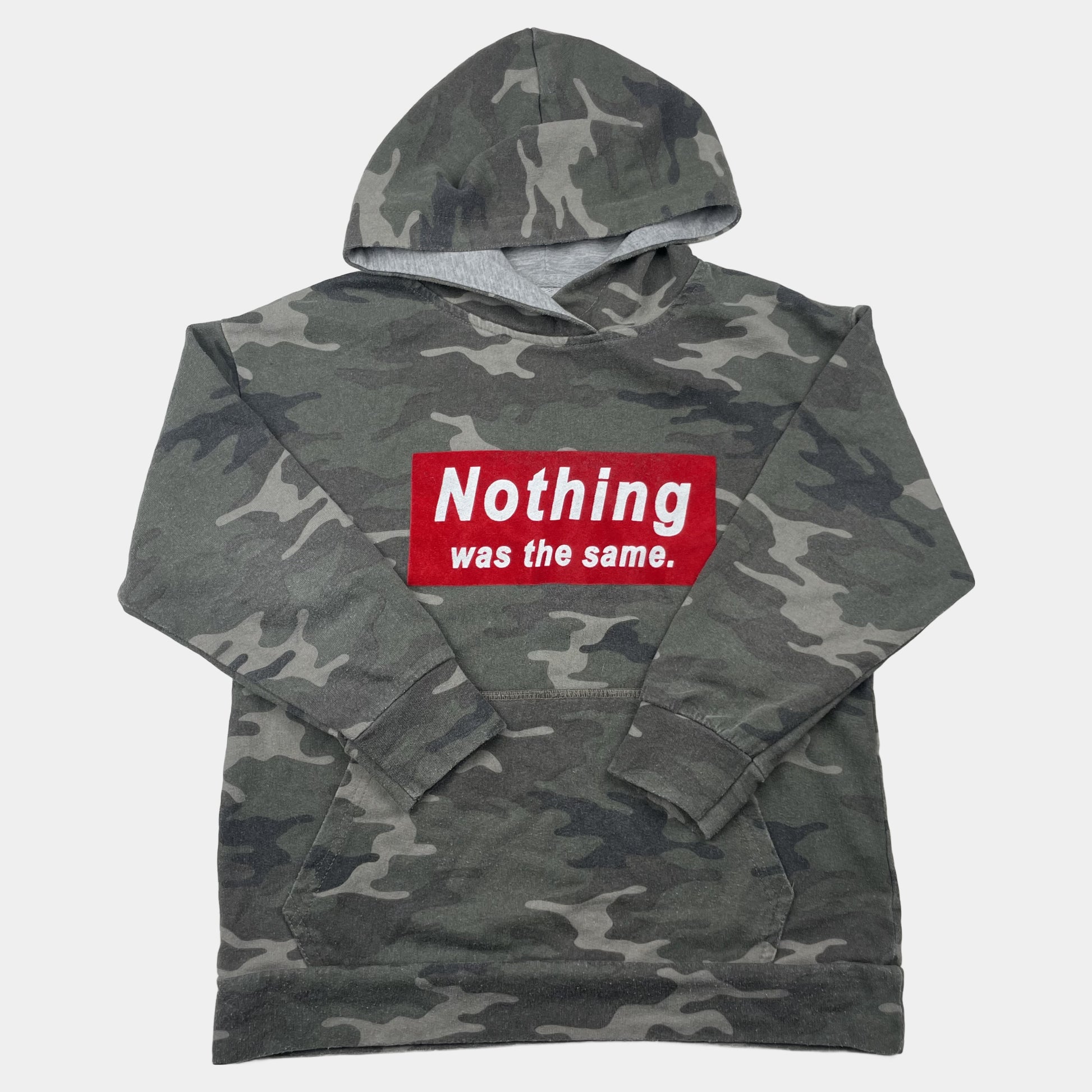 Tarnfarbenes Kapuzen-Sweatshirt mit rotem Statement-Print, Größe 128 – front