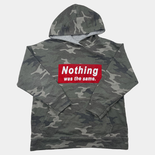 Tarnfarbenes Kapuzen-Sweatshirt mit rotem Statement-Print, Größe 128 – front