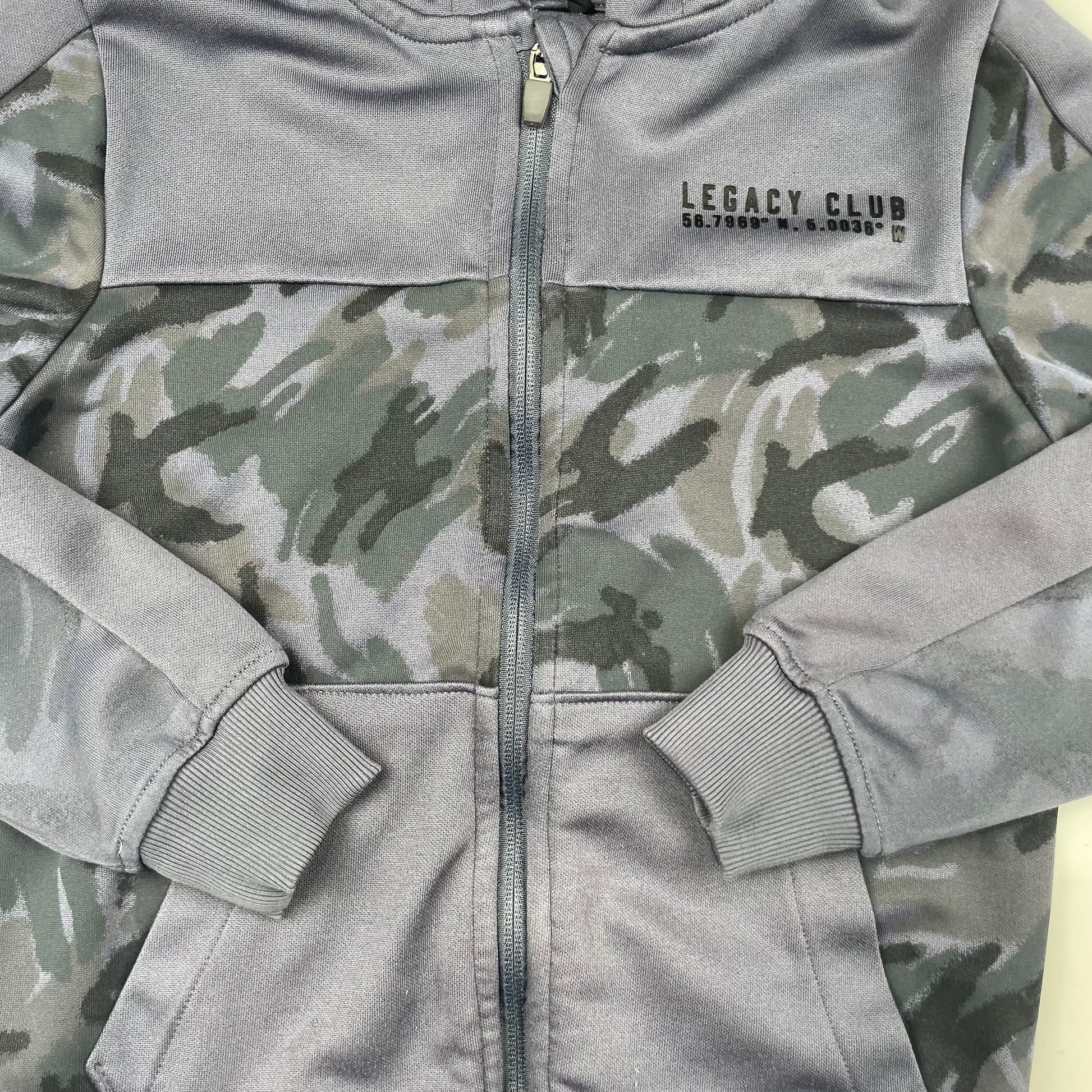 Graue Kapuzenjacke mit Tarnmuster, Größe 7–8 Jahre – detail