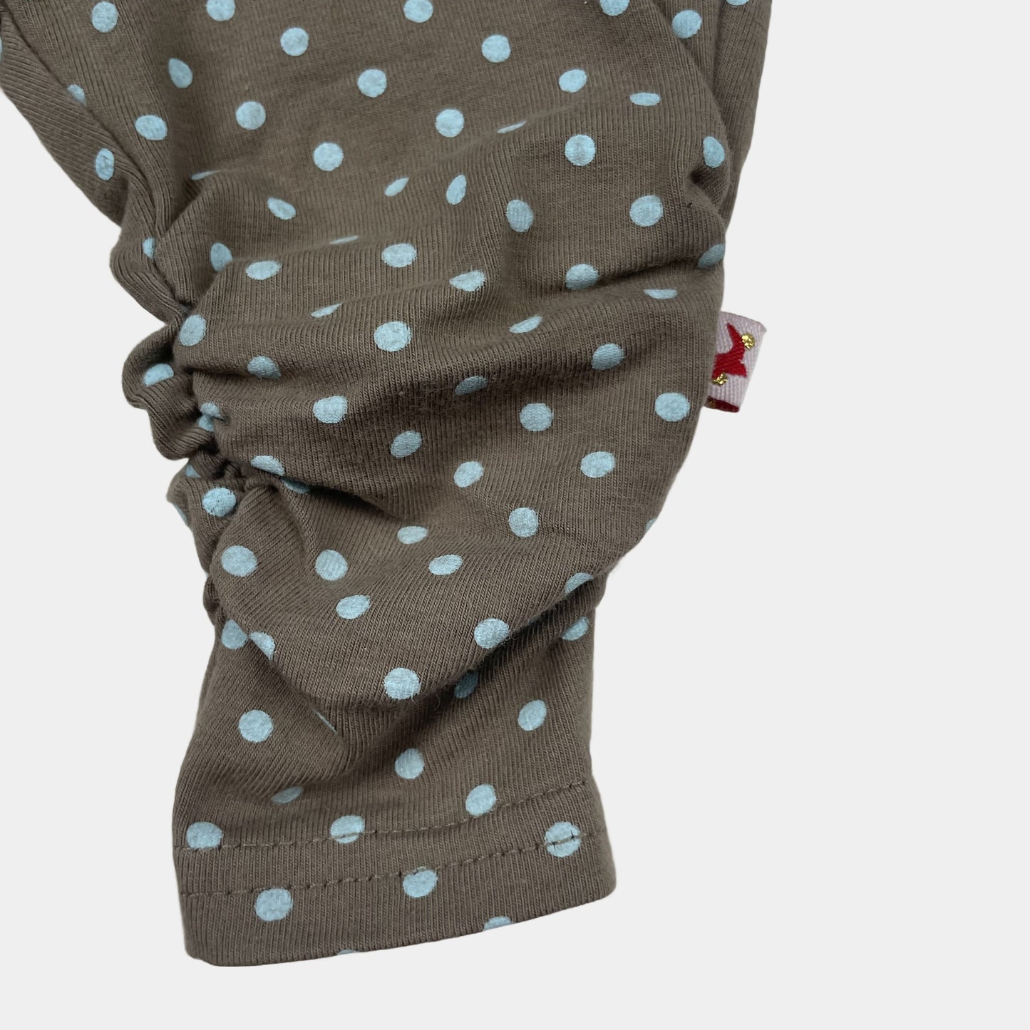 Braune Babyhose mit hellblauen Punkten, elastischem Bund; Größe Newborn – detail