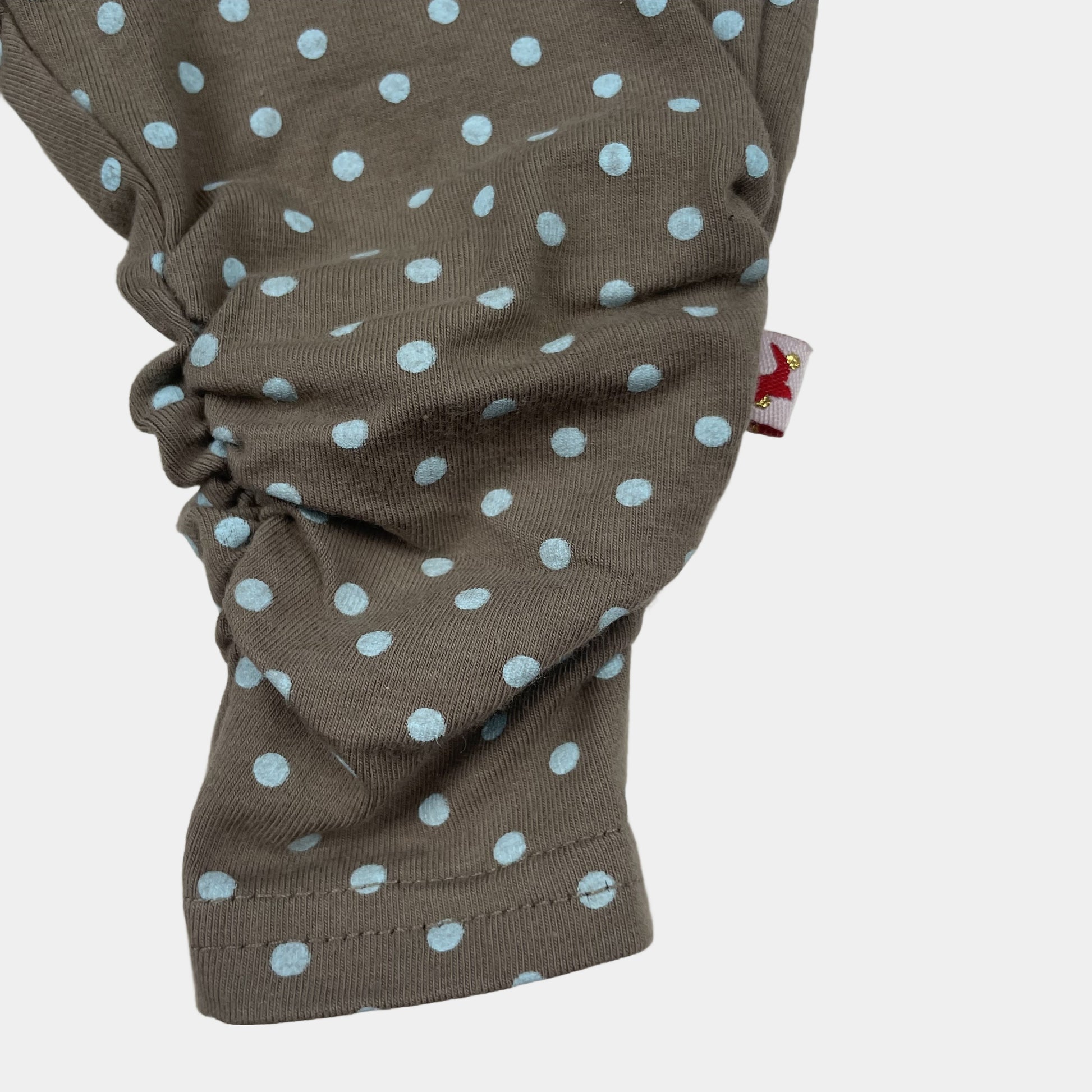 Braune Babyhose mit hellblauen Punkten, elastischem Bund; Größe Newborn – detail