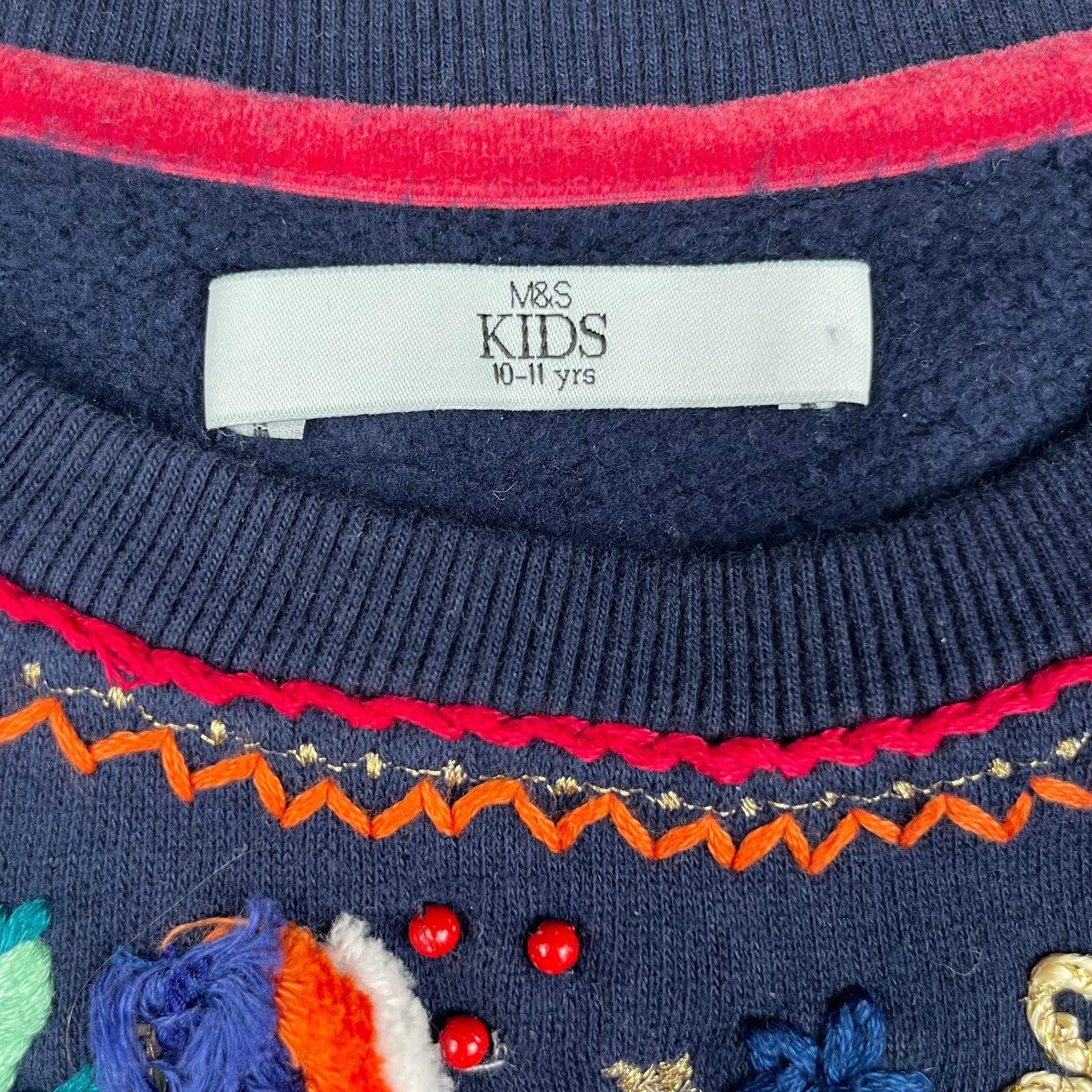 Dunkelblauer Kinderpullover mit bunter Stickerei von M&S, Größe 10-11 Jahre – detail