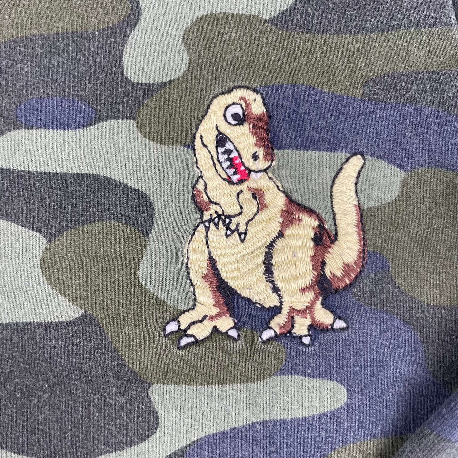 Grünes Tarnmuster Sweatshirt mit Dino-Design für Kinder – detail