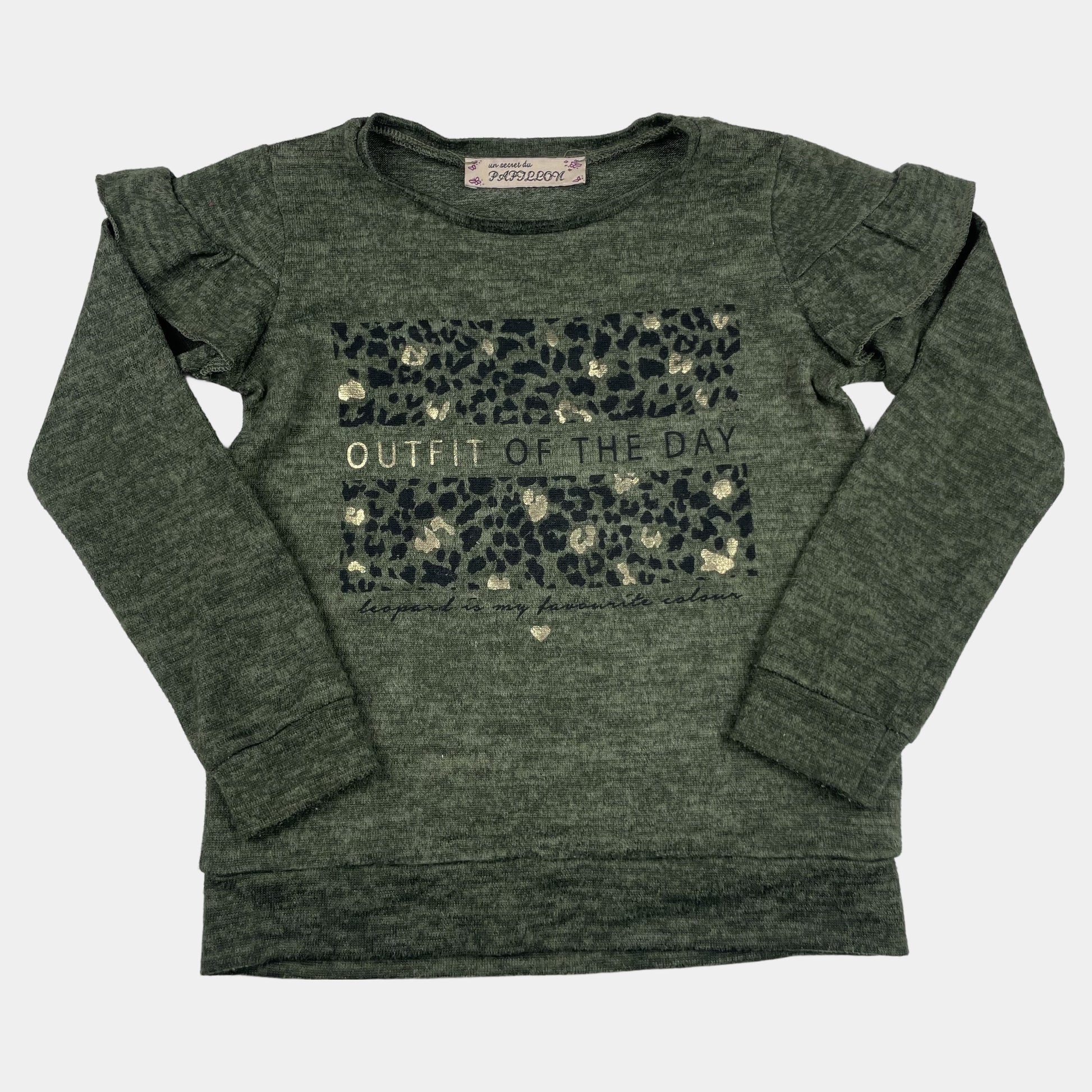 Grüner Langarm-Pullover mit Herzmuster und "Outfit of the Day" Aufdruck. – front
