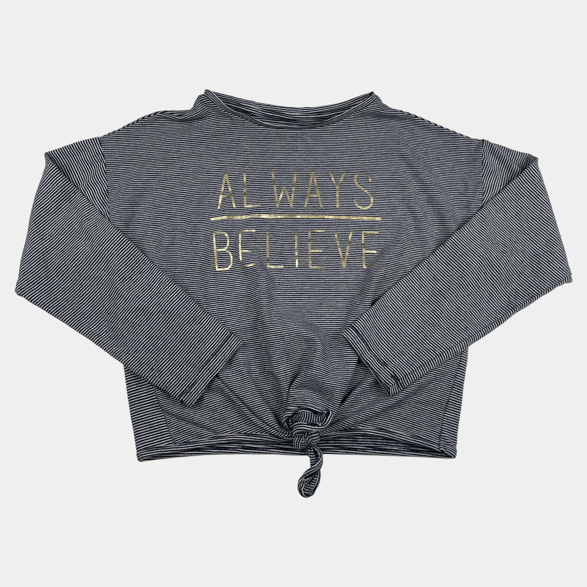 Graues Longsleeve mit gestreiftem Muster und Schriftzug 'Always Believe'. – front