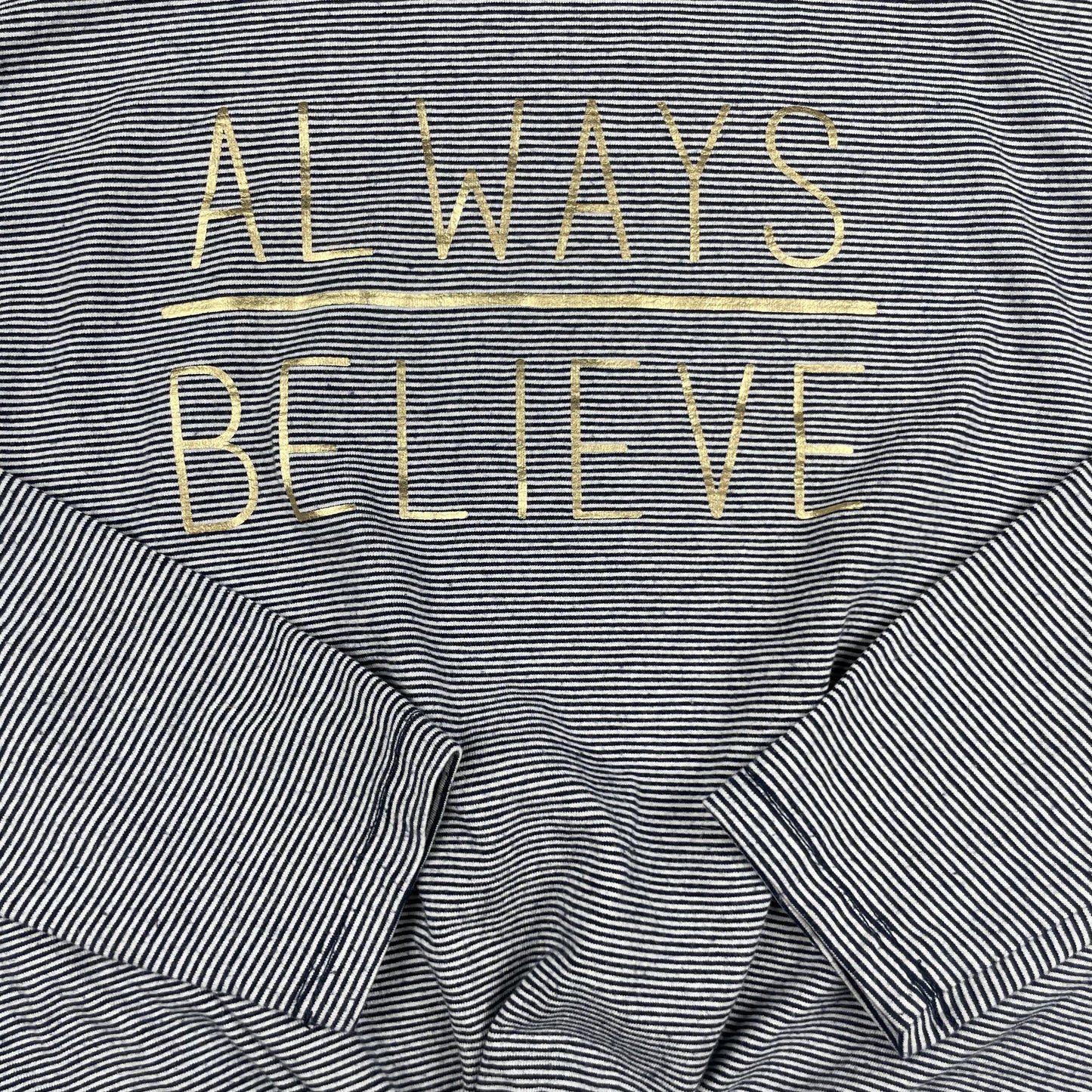 Graues Longsleeve mit gestreiftem Muster und Schriftzug 'Always Believe'. – detail