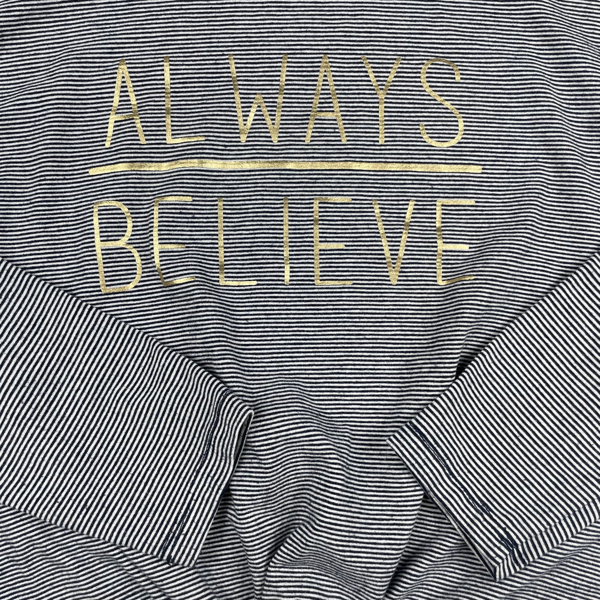 Graues Longsleeve mit gestreiftem Muster und Schriftzug 'Always Believe'. – detail